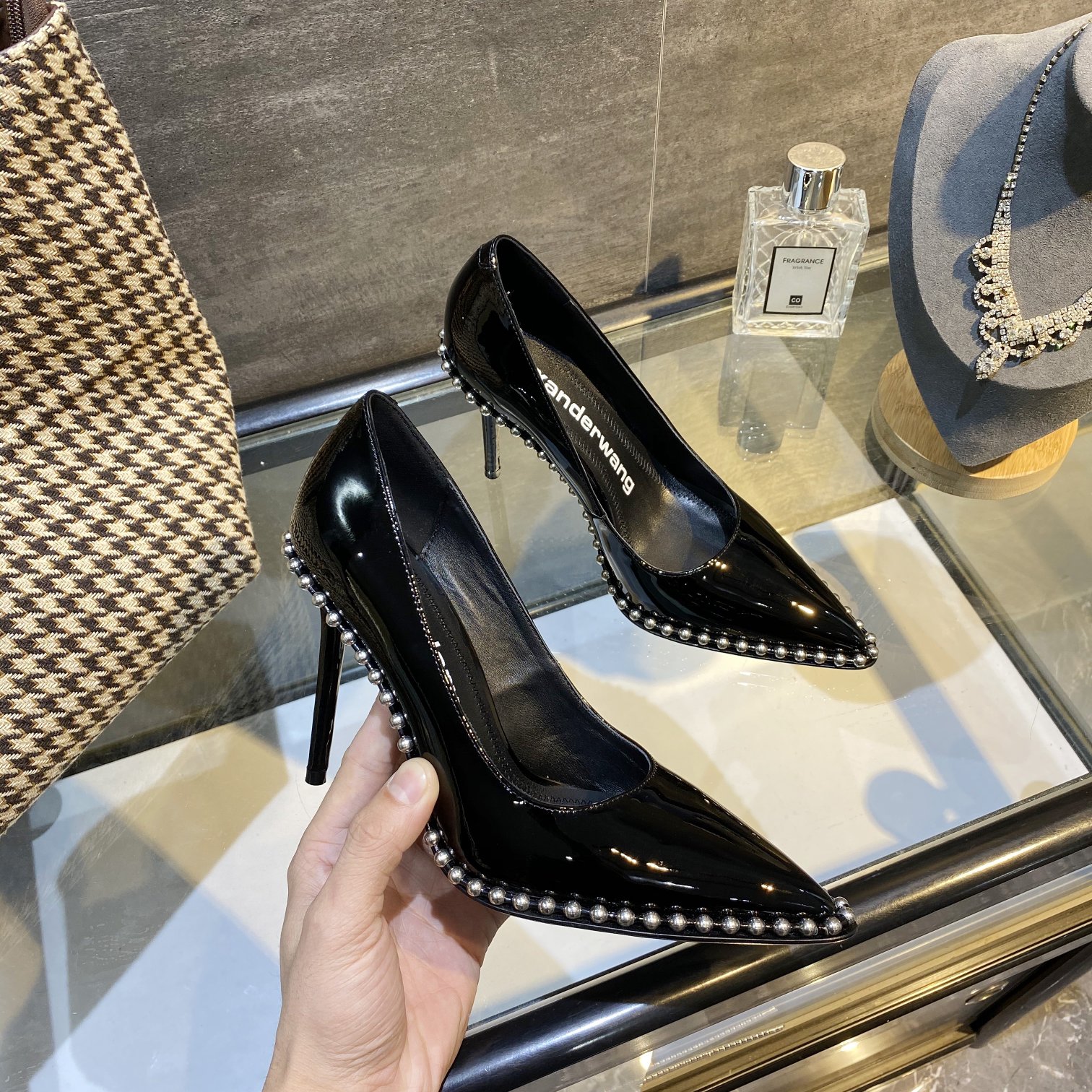 NO:229474,King New style!  Alexander Wang high heels for women luxury products Alexande* Wang original 1:1 material The most popular elements The best match with the most trendy pointed toe   metal beads edging queen!  Classic design, fashionable and trendy!  A high heel that can run, [hug] [hug] worth owning. Upper imported patent leather (black, white) imported calf leather (black, white), four colors. Inner imported sheepskin footbed imported sheepskin heel height 10cm sole original Italian imported dyed leather outsole. Size 35-39 (34.40 can be customized), high heels, alexander wang, high heels, cowhide, sheepskin, Leather soles19860909大王 新款！Alexander Wang亚历山大王高跟鞋女士奢侈品Alexande* Wang原版1:1的材料 最流行的元素 搭配最潮尖头 金属珠子镶边女王的绝佳搭配！经典设计,时尚又新潮！一款能跑步的高跟鞋,[拥抱][拥抱]值得拥有 鞋面进口漆皮(黑,白) 进口小牛皮(黑,白),四个色 内里进口羊皮 垫脚进口羊皮 跟高10cm 鞋底原版意大利进口透染真皮大底 码数35-39（34.40可定做）,高跟鞋,alexander wang,high heels,cowhide,sheepskin,Leather soles,Women's Shoes