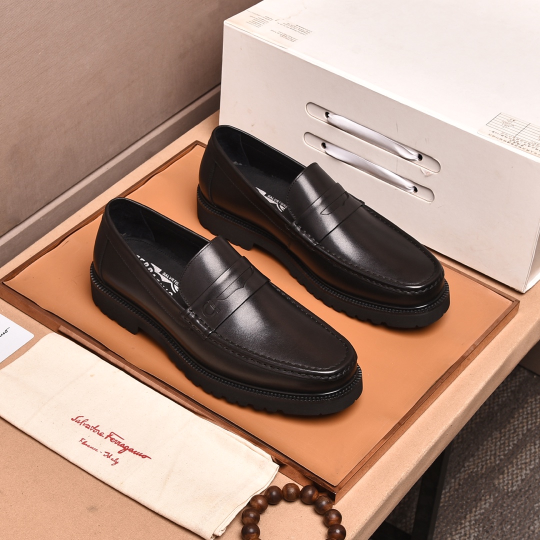 K0  水染牛里 菲拉格慕 高端 Salvatore Ferragamo是国际顶级的鞋类奢侈品牌，来自时尚王国意大利，以传统手工设计和款式新颖誉满全球………🚶🏻🚶🏻专柜同步发售西装鞋 此款采用纯手工制作 面料进口意大利小牛皮➕柔软水染牛皮内里 原版真标大底🌀🌀