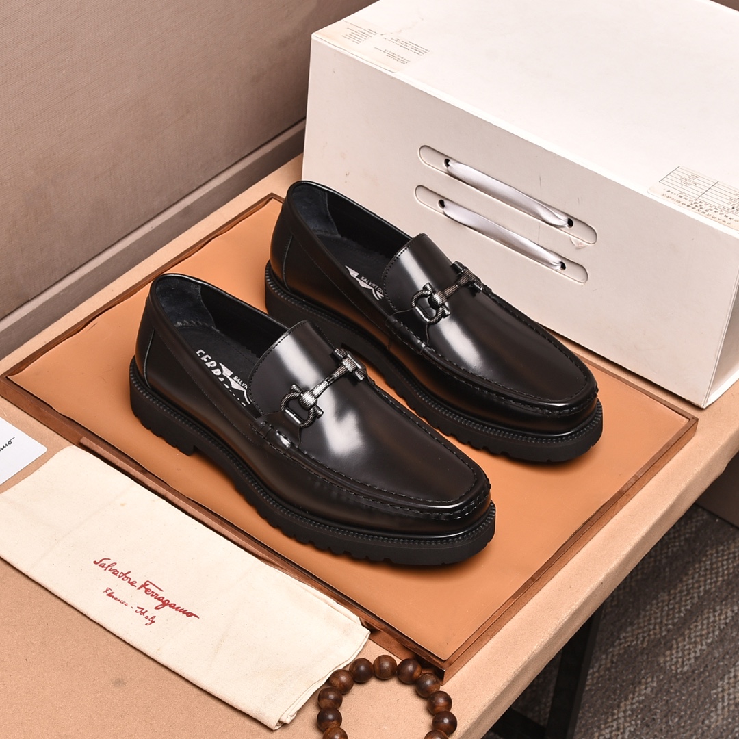 K0  水染牛里 菲拉格慕 高端 Salvatore Ferragamo是国际顶级的鞋类奢侈品牌，来自时尚王国意大利，以传统手工设计和款式新颖誉满全球………🚶🏻🚶🏻专柜同步发售西装鞋 此款采用纯手工制作 面料进口意大利小牛皮➕柔软水染牛皮内里 原版真标大底🌀🌀