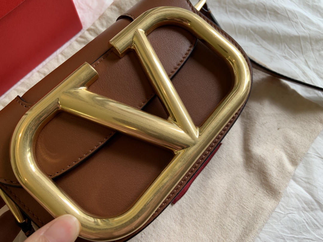 Valentino华伦天奴金属超大LOGO小牛皮斜挎包1011s