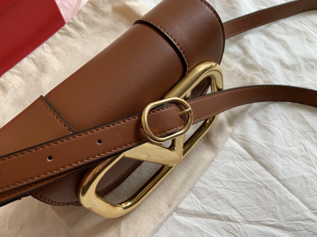 Valentino华伦天奴金属超大LOGO小牛皮斜挎包1011s