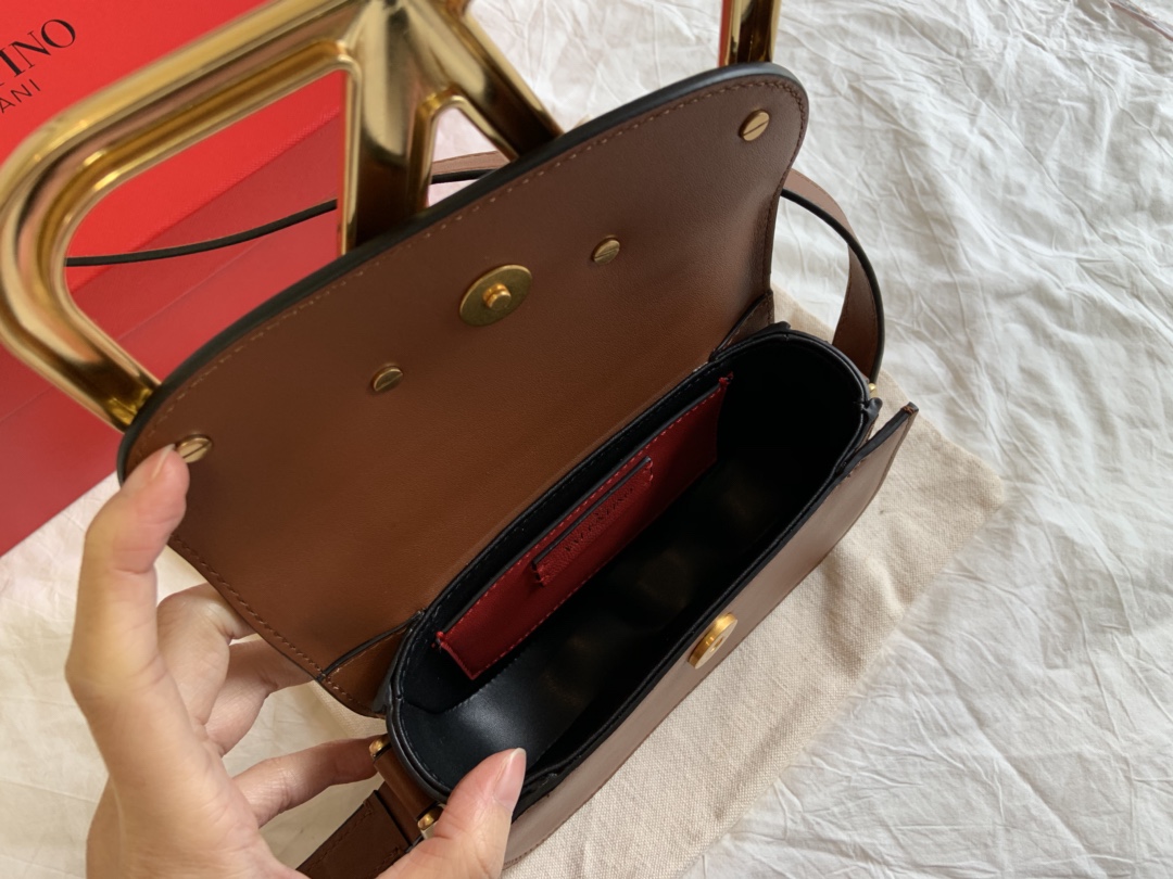 Valentino华伦天奴金属超大LOGO小牛皮斜挎包1011s