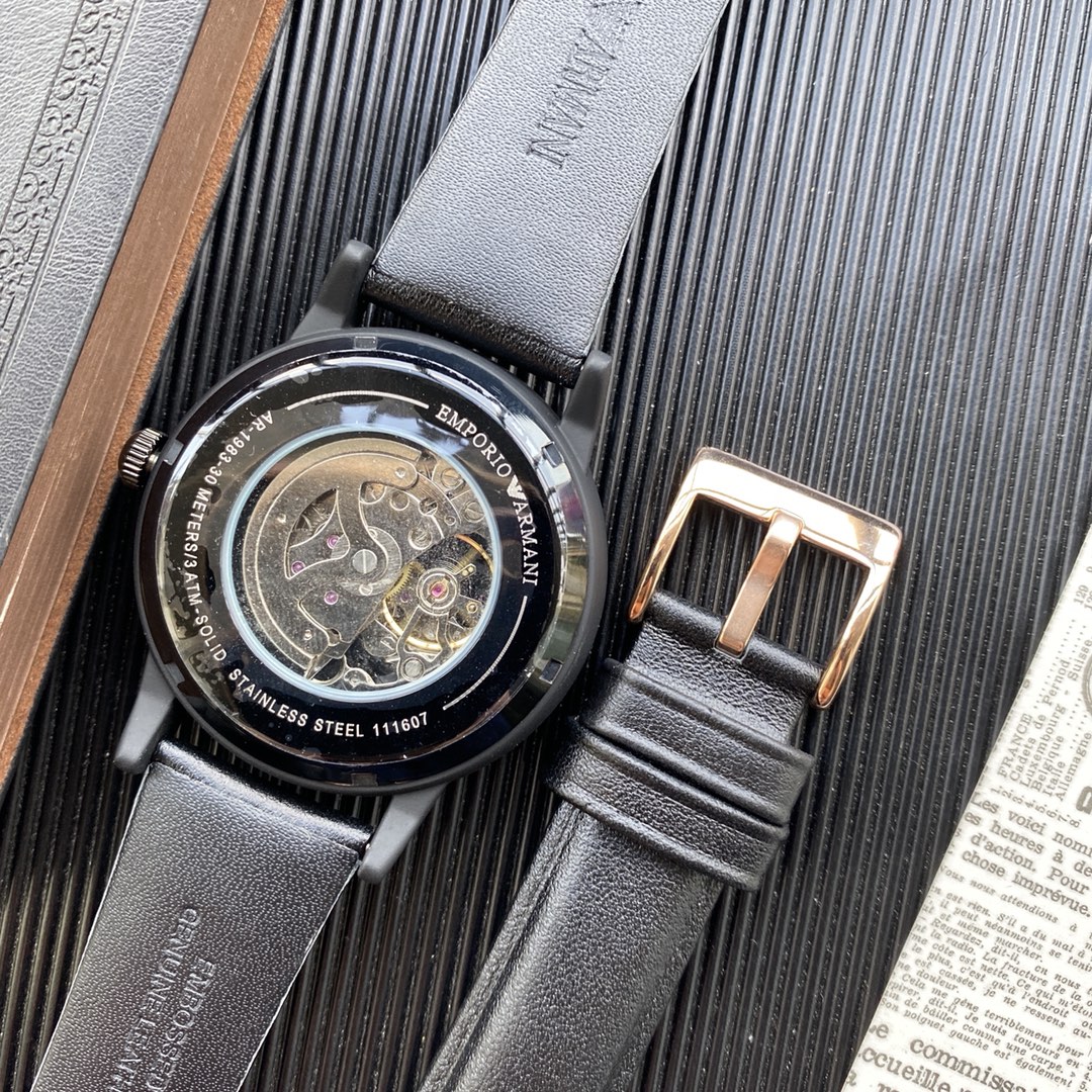 💰180💰
阿玛尼ARMANI⌚经典复古镂空设计搭载三针💫尊贵大气～绅士风范，高端矿物质防刮镜面玻璃，配置精钢表壳，耐磨精钢表带，进口小牛皮表带，全自动进口机械机芯，尺寸：40mm×11mm GS出品