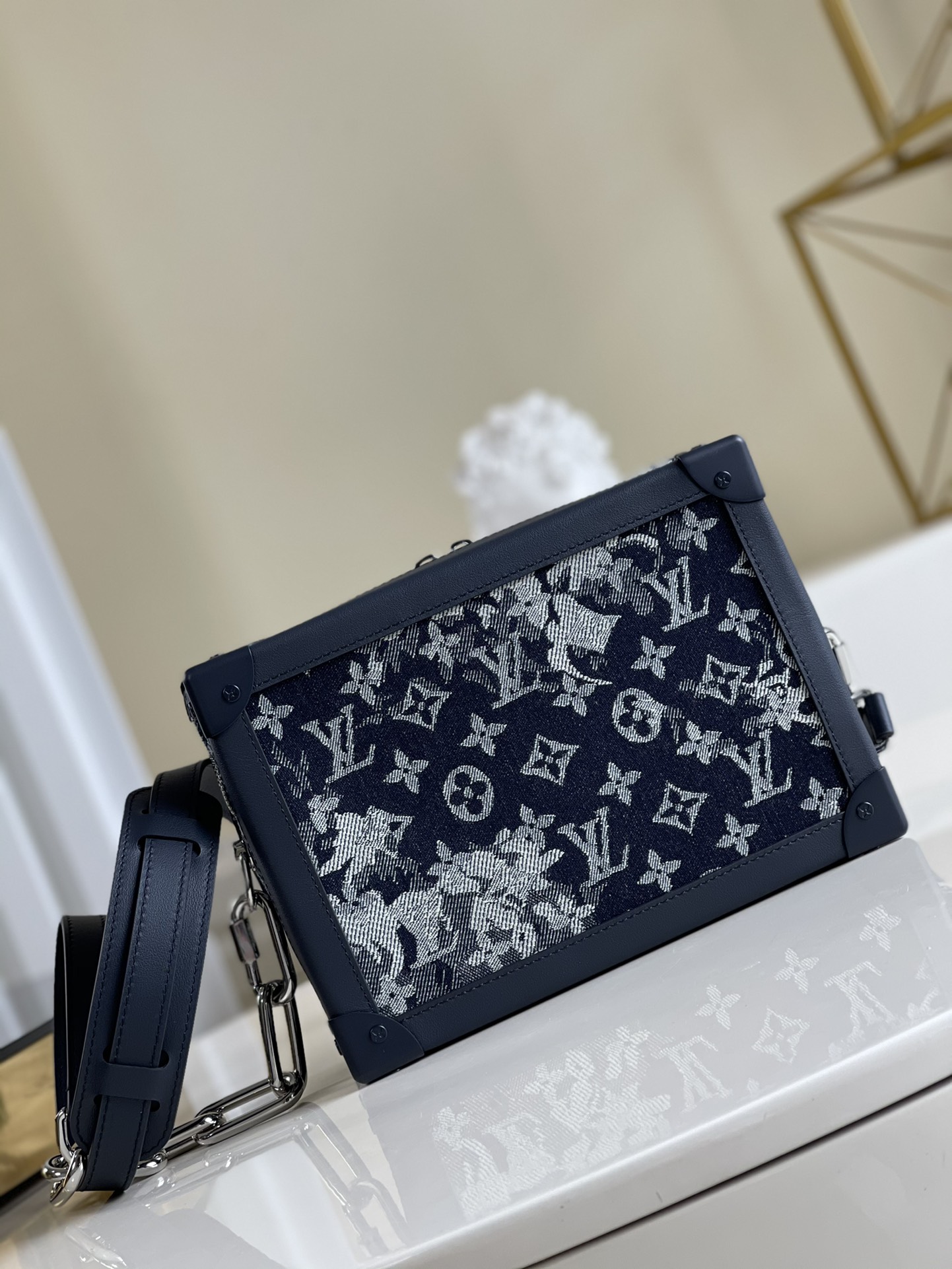 NO:396460,【Exclusive real photo M57283 pair color】New model arrives New product Blue large square box crossbody bag SOFT TRUNK denim series, size 25.0 x 18.0 x 10.0 cm, x., LV 【Original leather】,louis vuitton,satchels,crossbody bags19860909【独家实拍M57283对版颜色】新款到货 新品 蓝色大号 四方盒斜挎包SOFT TRUNK牛仔布系列,尺寸25.0 x 18.0 x 10.0 cm,x.,LV【原厂皮】,louis vuitton,satchels,crossbody bags,Bag