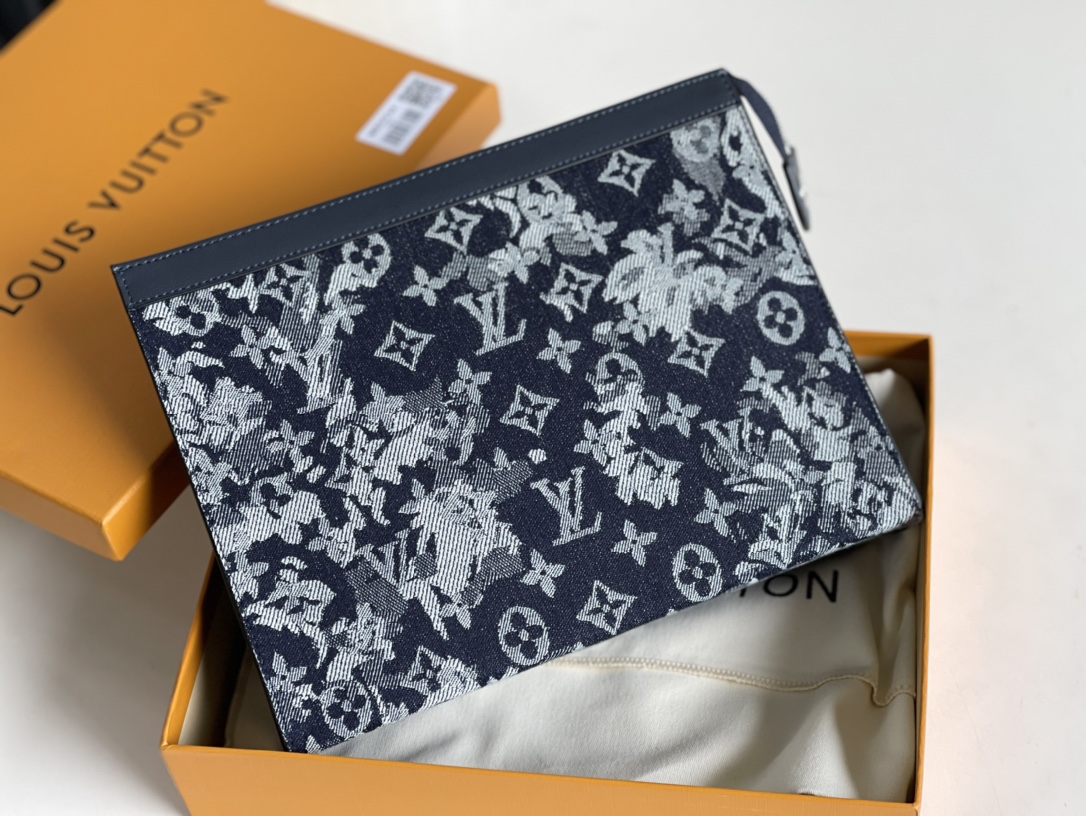 NO:396457,【Exclusive real photo M80034】POCHETTE VOYAGE clutch bag This Pochette Voyage clutch bag is made of Virgil Abloh's newly designed Monogram Tapestry canvas, denim cloth embroidered flower Roman pattern handbag oo[handshake][handshake] is calm and modern. Zipper opening and closing safely protects the items in it; it can be used as a briefcase handheld or travel storage bag. 27 x 21 x 6 cm A.,LV [original leather],louis vuitton,handbag19860909【独家实拍M80034】POCHETTE VOYAGE 手拿包 本款 Pochette Voyage 手拿包取材 Virgil Abloh 全新设计的 Monogram Tapestry 帆布,牛仔布布面刺绣花朵罗马纹手包oo[握手][握手]沉稳不失摩登.拉链开合稳妥保护其中物品；可作为公文包手持或旅行收纳袋. 27 x 21 x 6 厘米 A.,LV【原厂皮】,louis vuitton,handbag,Bag