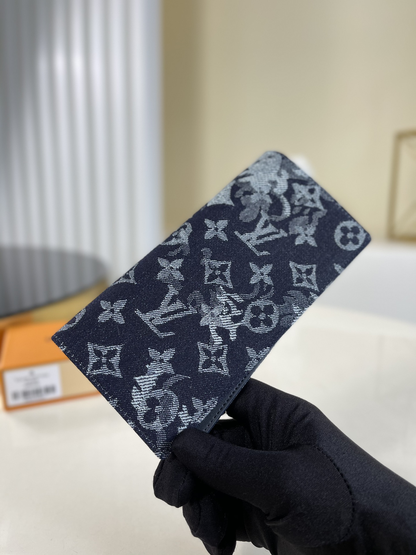 NO:396454,【Exclusive real shot M80032】This Brazza wallet is from the early spring series, made of Virgil Abloh's new Monogram Tapestry canvas, and the print perfectly blends Monogram patterns and flower felt shapes. The wallet is elegantly designed and has a series of practical functions, including an accordion-style banknote compartment and a zipper change compartment. 10 x 19 x 2 a., LV [original leather], louis vuitton19860909【独家实拍M80032】這款Brazza錢包 源自初春系列,以Virgil Abloh全新Monogram Tapestry帆布打造,印花完美揉合Monogram圖案和花氈形狀.錢包設計雅緻,備有一系列實用功能,包括風琴式紙幣隔層和拉鏈零錢隔層.10 x 19 x 2 a.,LV【原厂皮】,louis vuitton,Bag