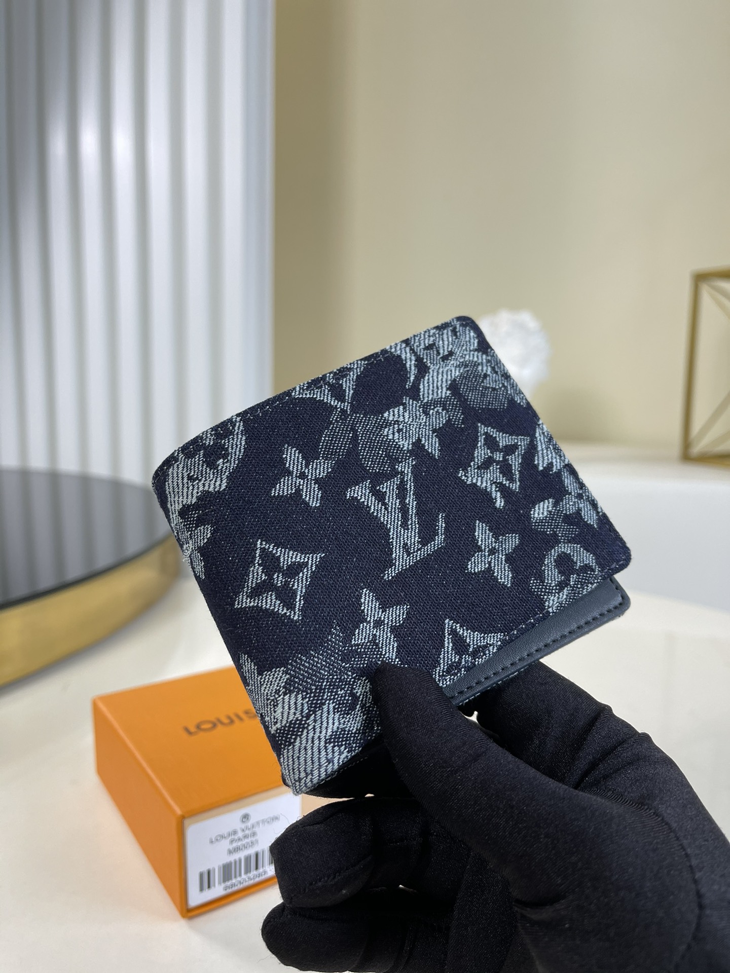NO:396451,【Exclusive real-life M80031】This Multiple wallet is made of Virgil Abloh’s Monogram Tapestry canvas designed by Virgil Abloh in the spring and summer series, adding a tough charm to one of Louis Vuitton’s most iconic designs. It has cards, bills and banknotes mezzanines, and can also be easily placed in most pockets. 11.5 x 9 x 1.5 a.,LV [original leather],louis vuitton,louis vuitton19860909【独家实拍M80031】本款 Multiple 钱夹取材 Virgil Abloh 于 春夏前系列设计的 Monogram Tapestry 帆布,令路易威登最具标志性的设计之一再添硬朗魅力.设有卡片、票据和纸钞夹层,亦可轻松置于多数口袋.11.5 x 9 x 1.5 a.,LV【原厂皮】,louis vuitton,louis vuitton,Bag