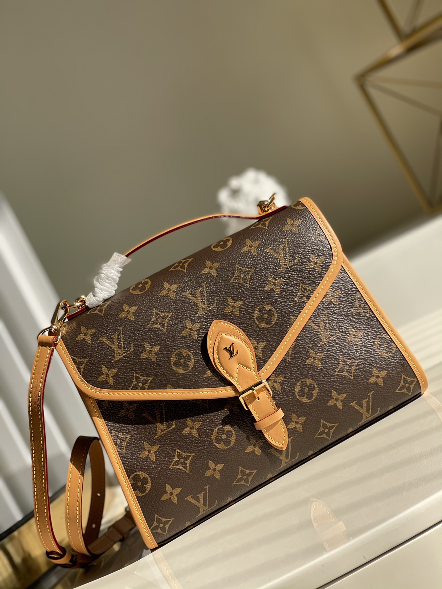 NO:397101,【Exclusive real photo M44918】FL factory produces large size This retro and fashionable Ivy handbag is the focus of Nicolas Ghesquière's early spring fashion show. The design inspiration is from the 1994 Bel Air handbag. It is made of Monogram canvas and natural cowhide, exuding the 'retro schoolbag' style. The leather buckle is also decorated with LV logo and other fashionable new details. In addition to being carried like a hand-held at the fashion show, it can also be carried by shoulder straps. Size 29×24×10 w., LV [original leather], louis vuitton, cowhide19860909【独家实拍M44918】FL厂出品大号 這款復古時尚的Ivy手袋是Nicolas Ghesquière在初春系列時裝展的焦點之作,設計靈感源自1994年的Bel Air手袋,以Monogram帆布及天然牛皮製成,散發「復古書包」風格,皮革開合扣亦綴有LV標誌等時尚嶄新細節,除了可像時裝展上作手提攜帶,也可使用肩帶免提攜帶.尺寸 29×24×10 w.,LV【原厂皮】,louis vuitton,cowhide,Bag