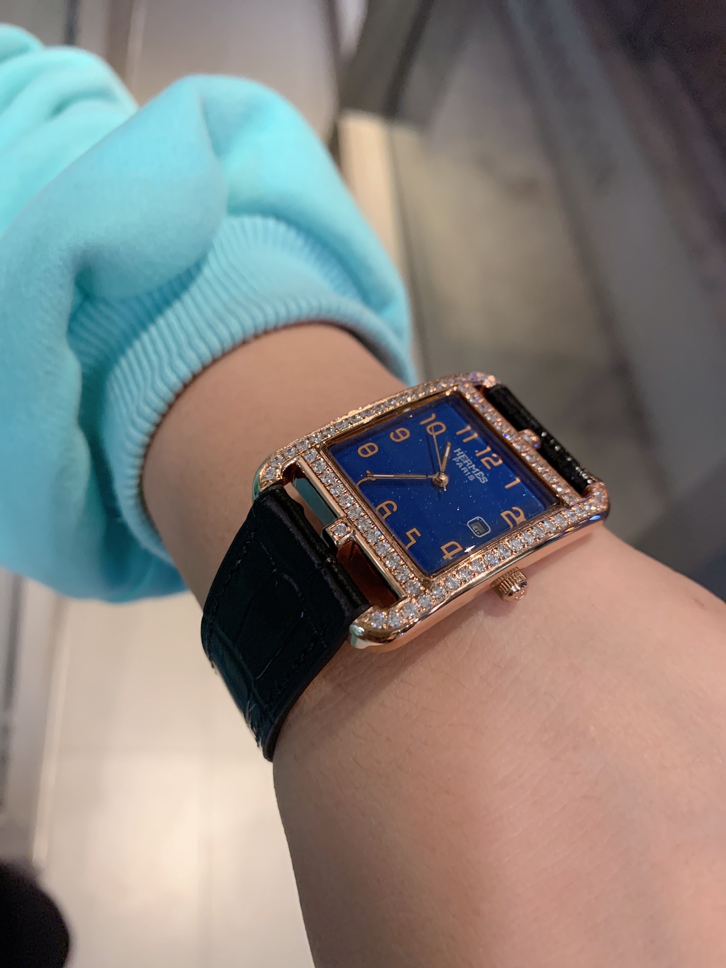 Hermès 爱马仕 星空蓝女表系列 最 百搭王 机芯 尺寸29×41mm，3D立体浮雕底盖，鳄鱼纹表带 丰富的颜色选择