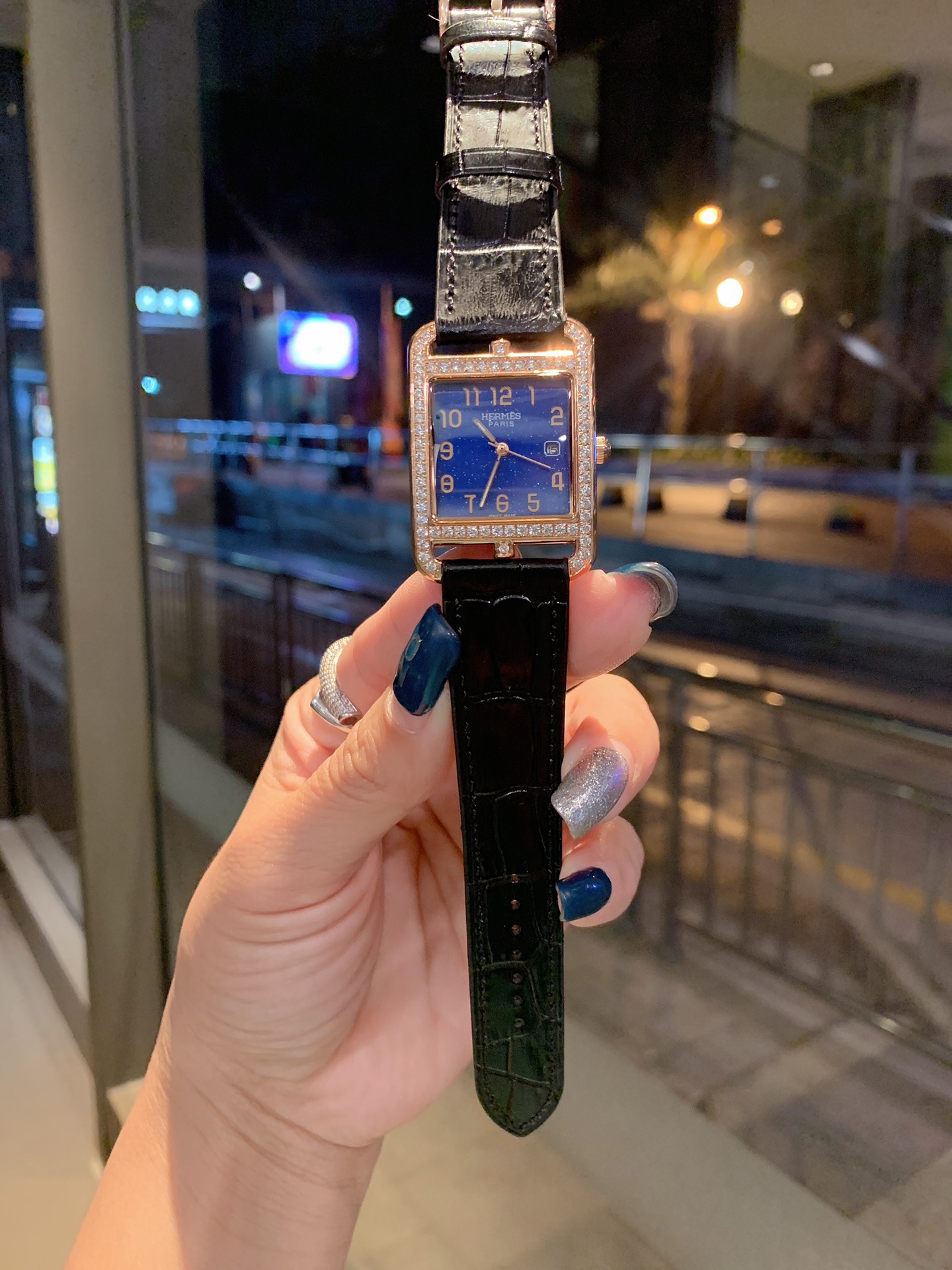 Hermès 爱马仕 星空蓝女表系列 最 百搭王 机芯 尺寸29×41mm，3D立体浮雕底盖，鳄鱼纹表带 丰富的颜色选择