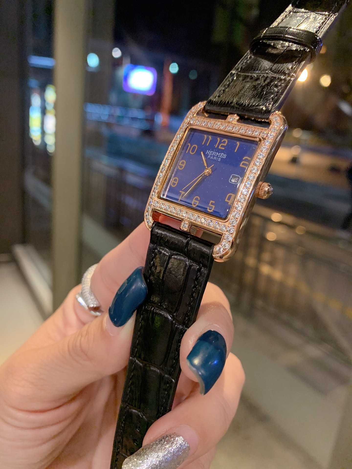Hermès 爱马仕 星空蓝女表系列 最 百搭王 机芯 尺寸29×41mm，3D立体浮雕底盖，鳄鱼纹表带 丰富的颜色选择