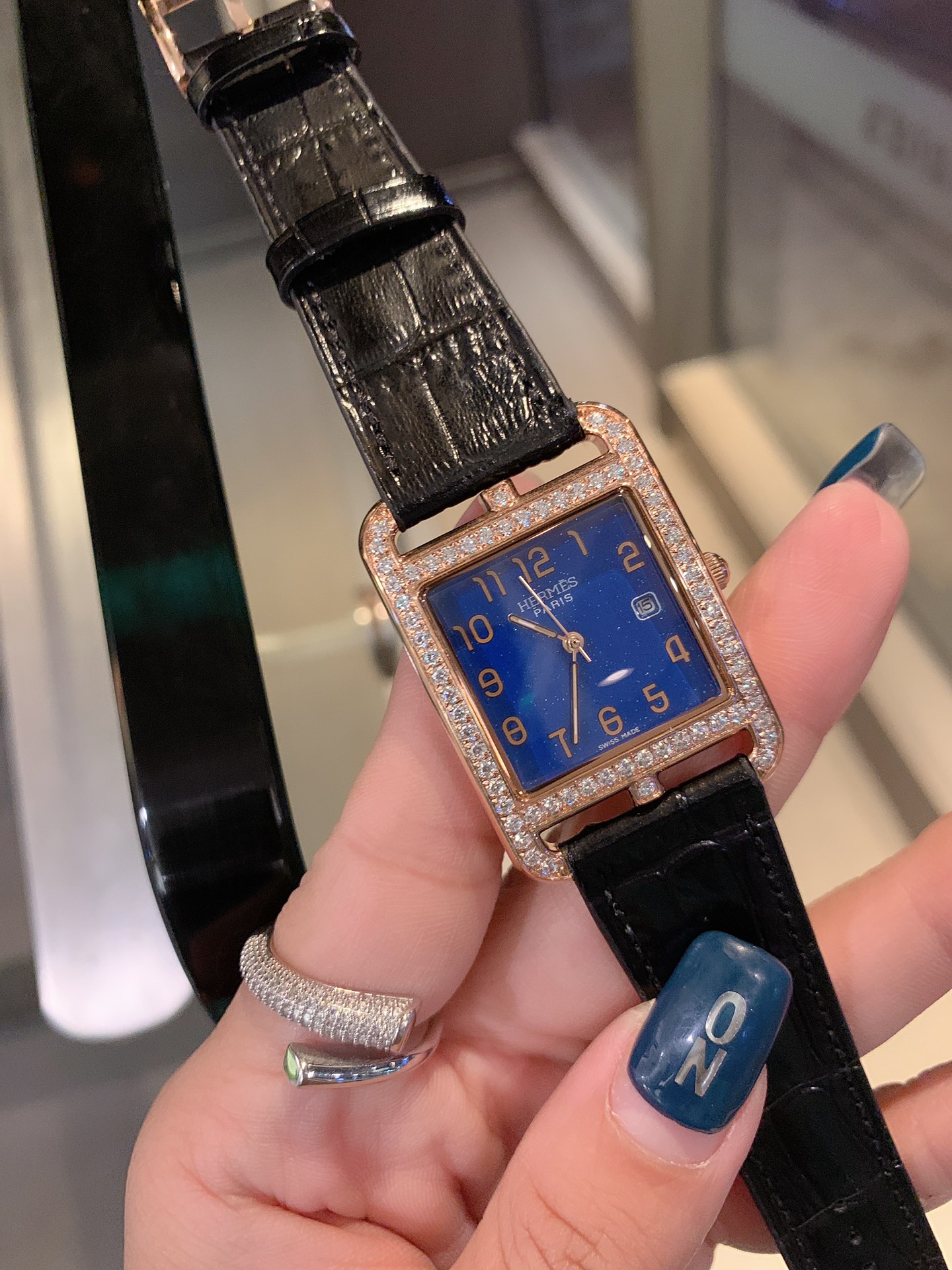 Hermès 爱马仕 星空蓝女表系列 最 百搭王 机芯 尺寸29×41mm，3D立体浮雕底盖，鳄鱼纹表带 丰富的颜色选择