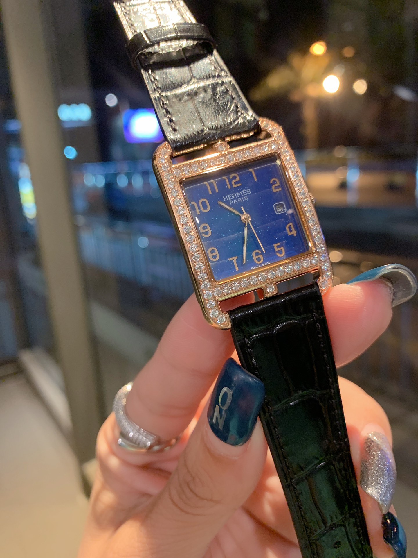 Hermès 爱马仕 星空蓝女表系列 最 百搭王 机芯 尺寸29×41mm，3D立体浮雕底盖，鳄鱼纹表带 丰富的颜色选择