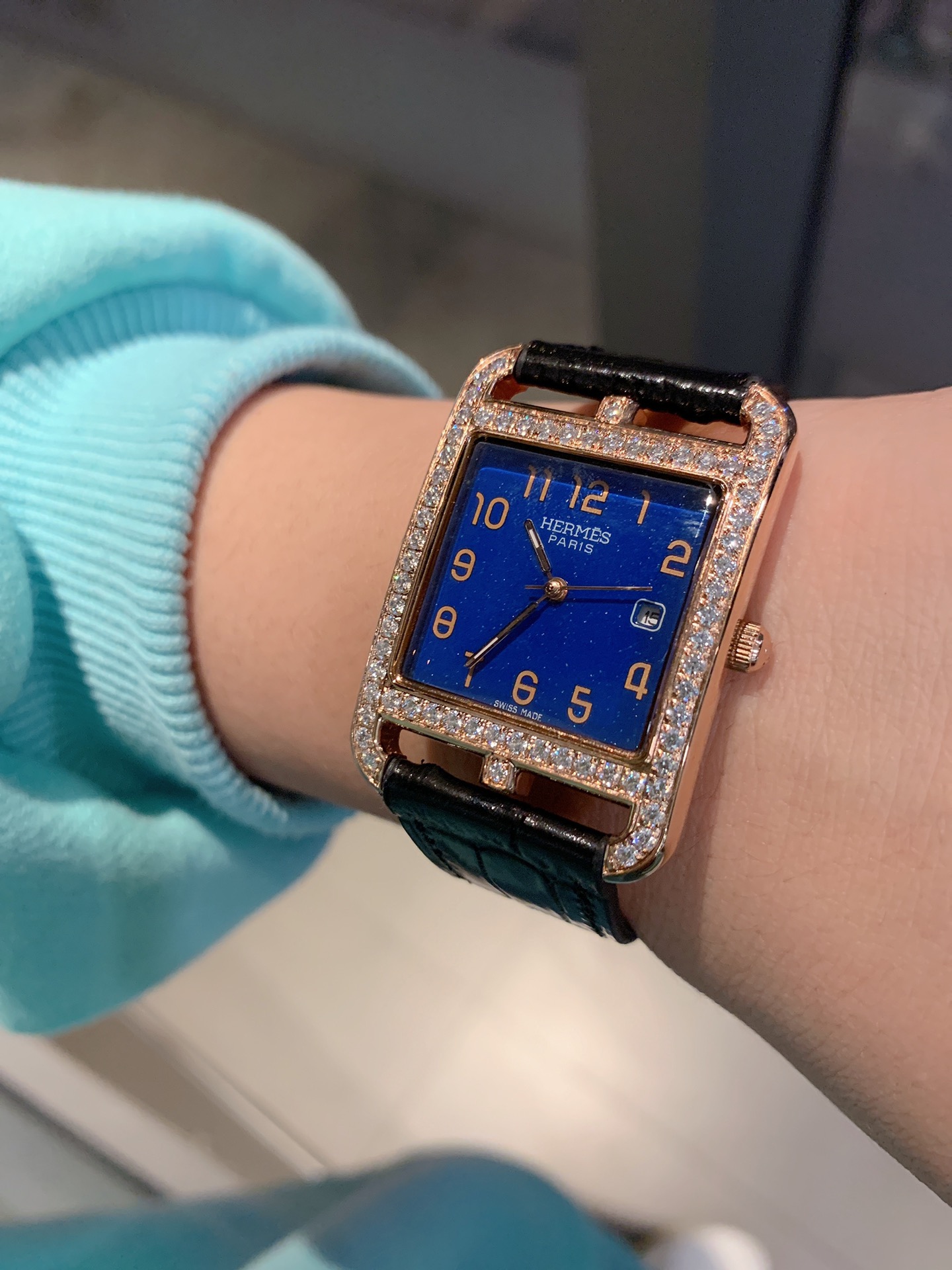 Hermès 爱马仕 星空蓝女表系列 最 百搭王 机芯 尺寸29×41mm，3D立体浮雕底盖，鳄鱼纹表带 丰富的颜色选择