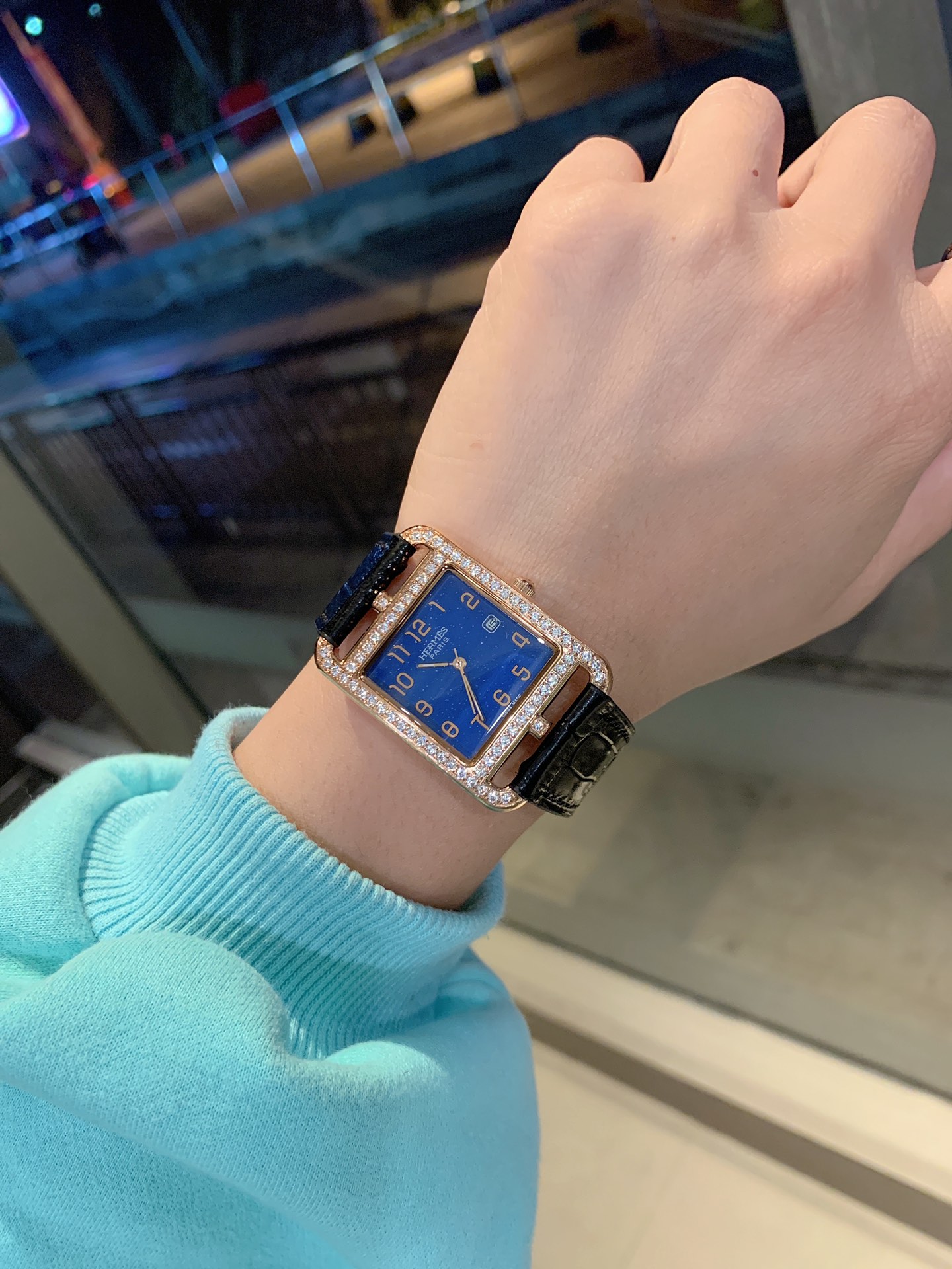 Hermès 爱马仕 星空蓝女表系列 最 百搭王 机芯 尺寸29×41mm，3D立体浮雕底盖，鳄鱼纹表带 丰富的颜色选择