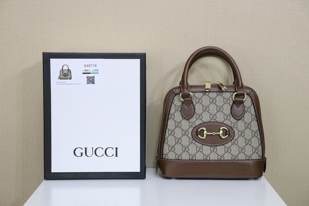 GUCCI马衔扣贝壳包🔰 是2020春夏最新包型.硬挺的廓形老花和马衔扣的拼接.表达了独一无二的Gucci态度.采用意大牛皮.精心打造.圆顶造型设计使人不禁联想到古典美学.经典的双G标志在皮革标签顶部和拉链头上精彩呈现. 规格:22*19cm
