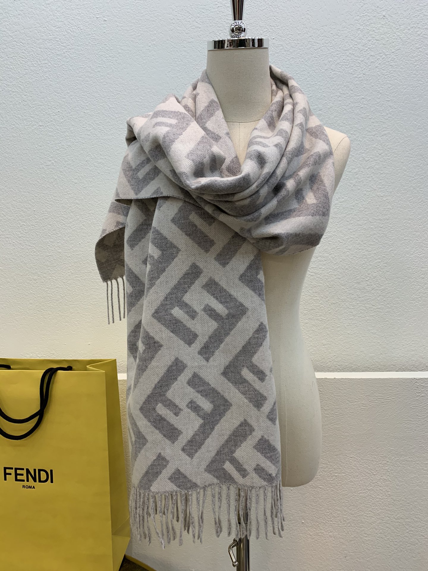 FENDI芬迪FF复古风格100%羊绒围巾