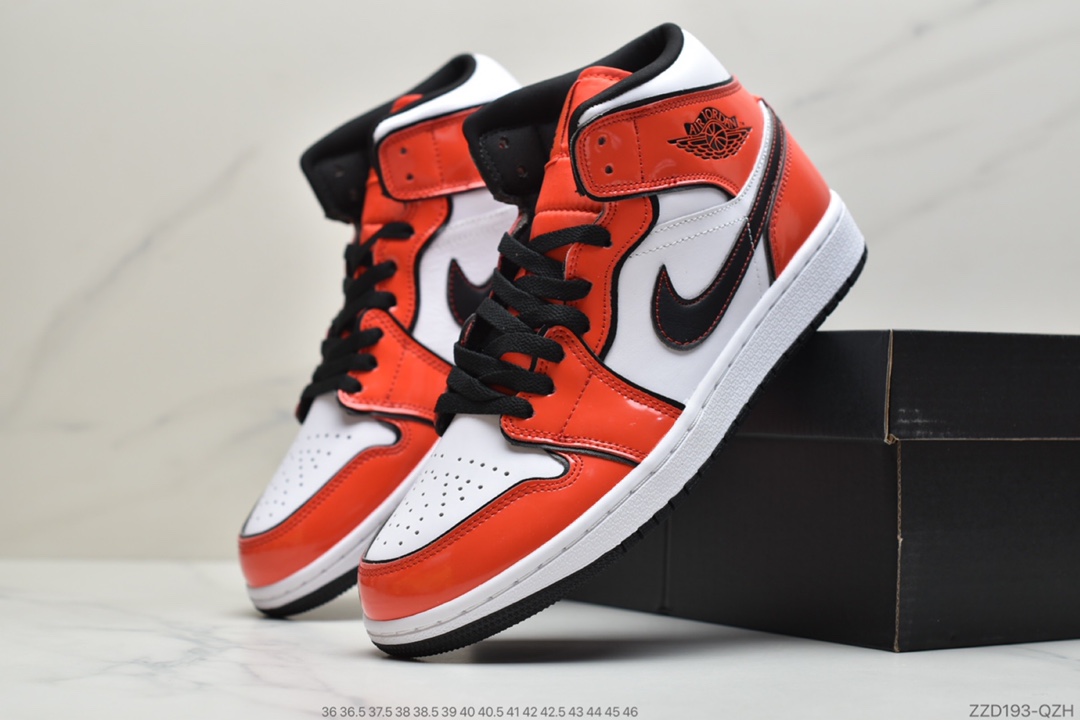 250 公司级乔丹Air Jordan 1 Mid “Signal Blue” 二次元描边 白蓝小闪电 AJ1 乔1 中帮百搭休闲运动板鞋DD6834-402