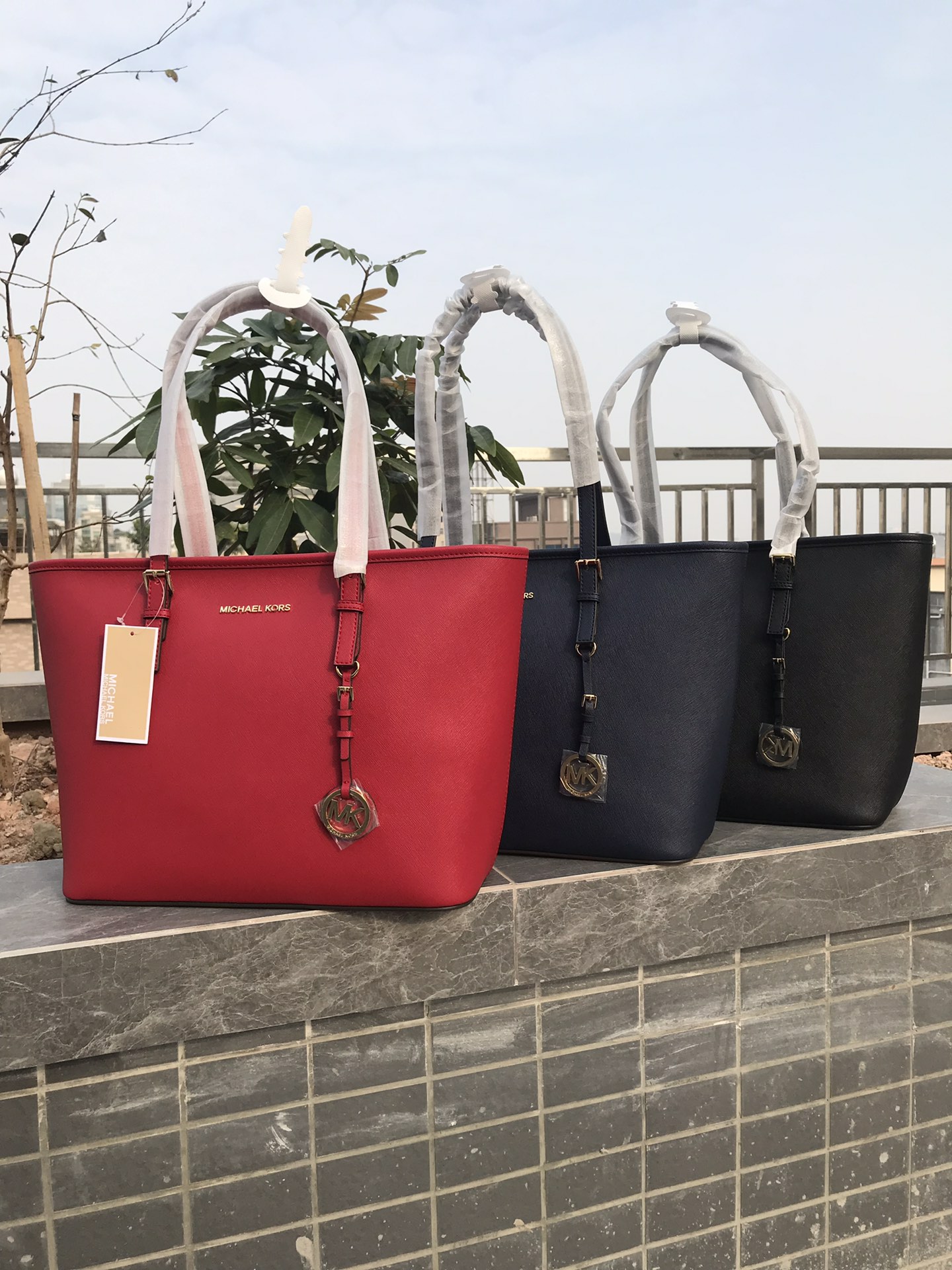 Michael Kors ～mk购物袋/妈咪包袋口拉链设计， 材料实用性非常强，红色