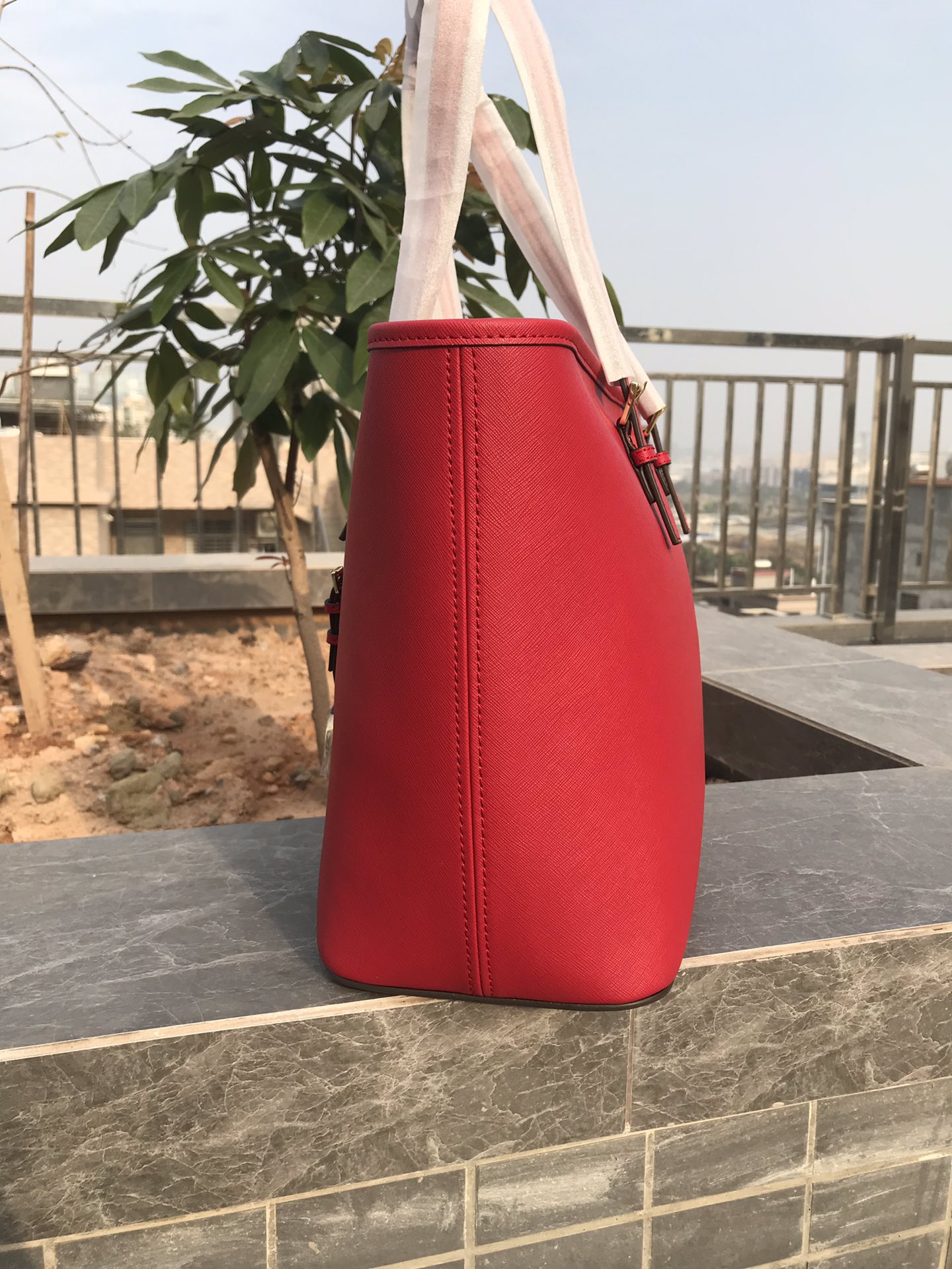 Michael Kors ～mk购物袋/妈咪包袋口拉链设计， 材料实用性非常强，红色