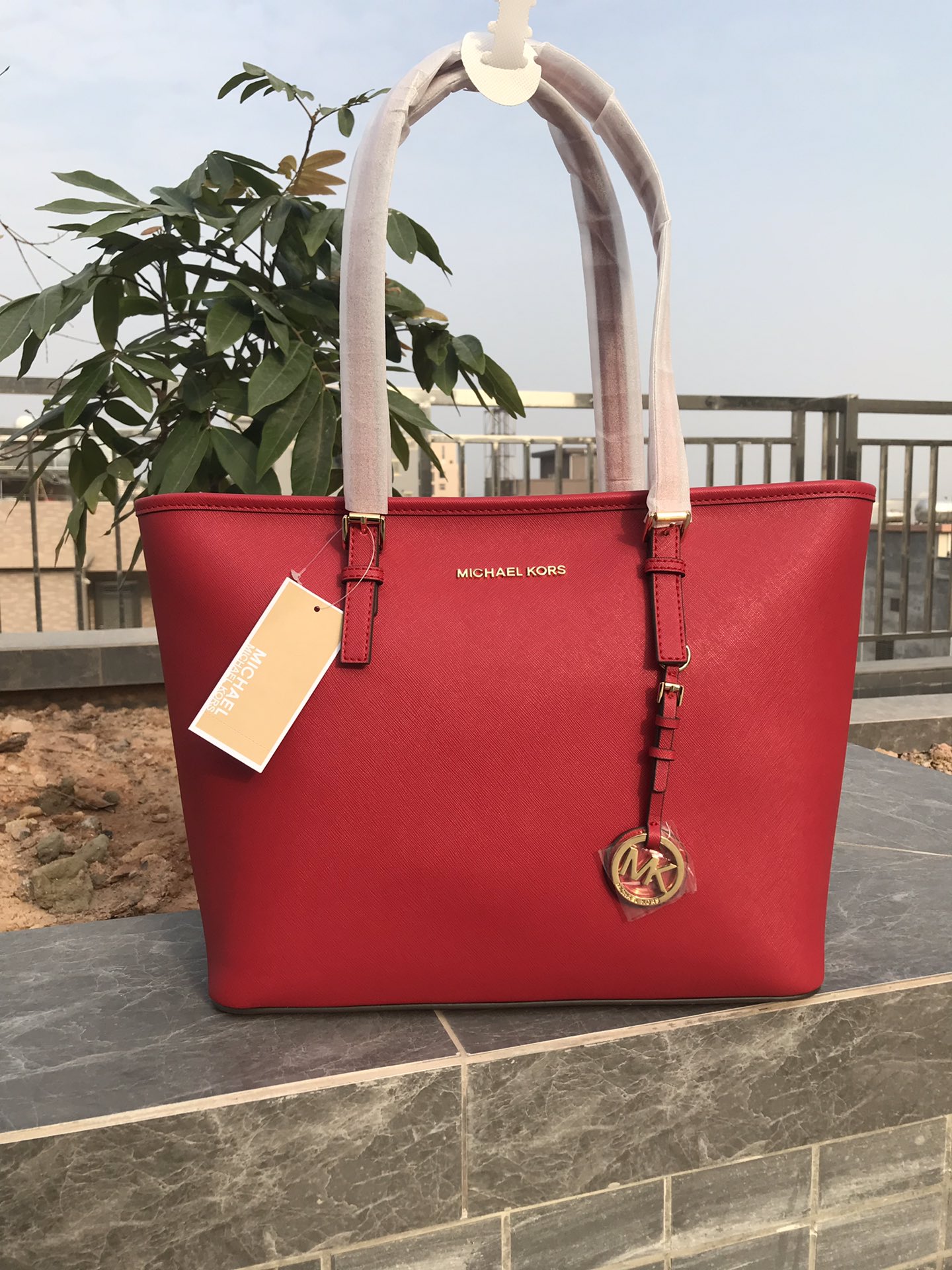 Michael Kors ～mk购物袋/妈咪包袋口拉链设计， 材料实用性非常强，红色