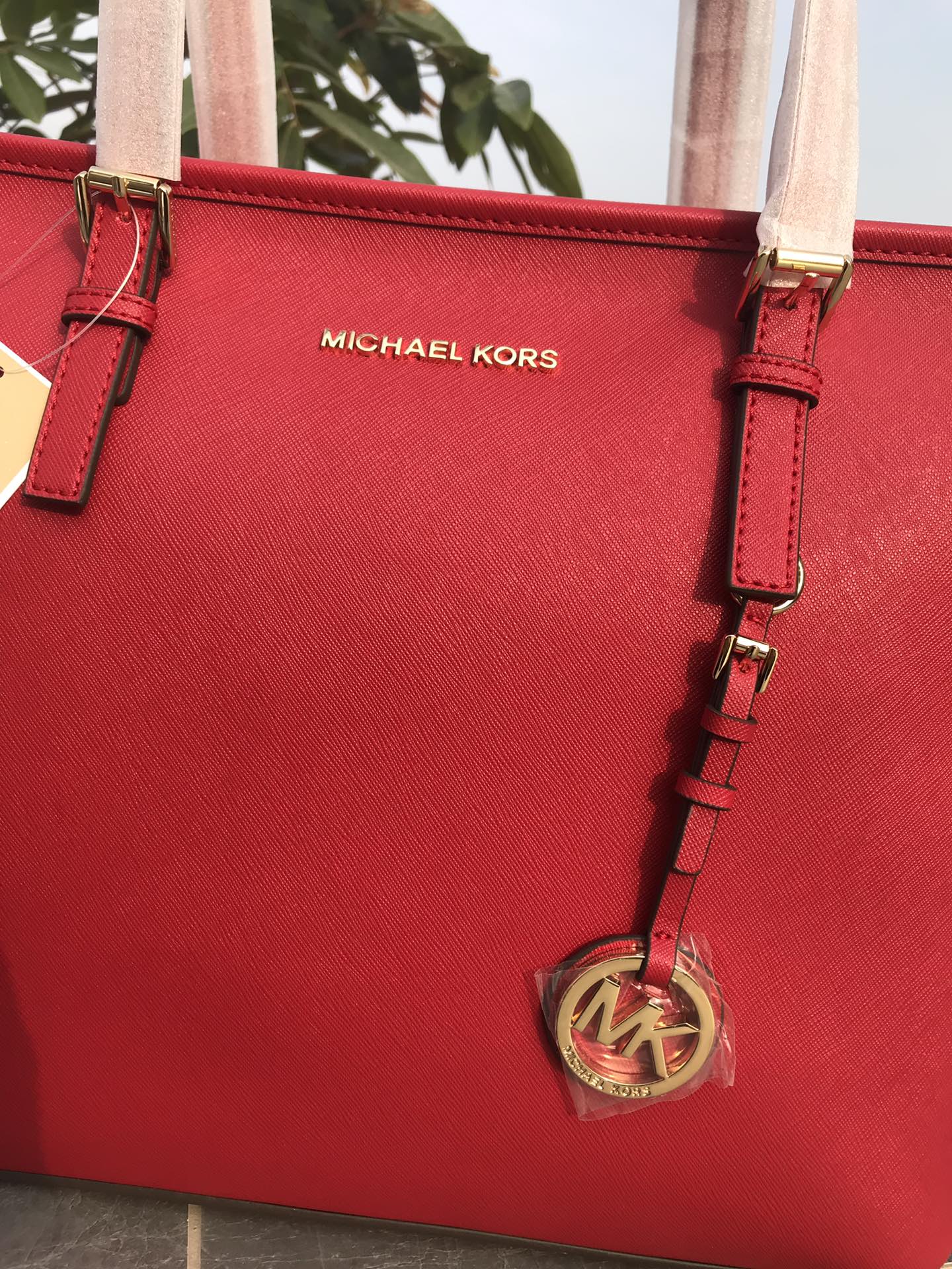 Michael Kors ～mk购物袋/妈咪包袋口拉链设计， 材料实用性非常强，红色
