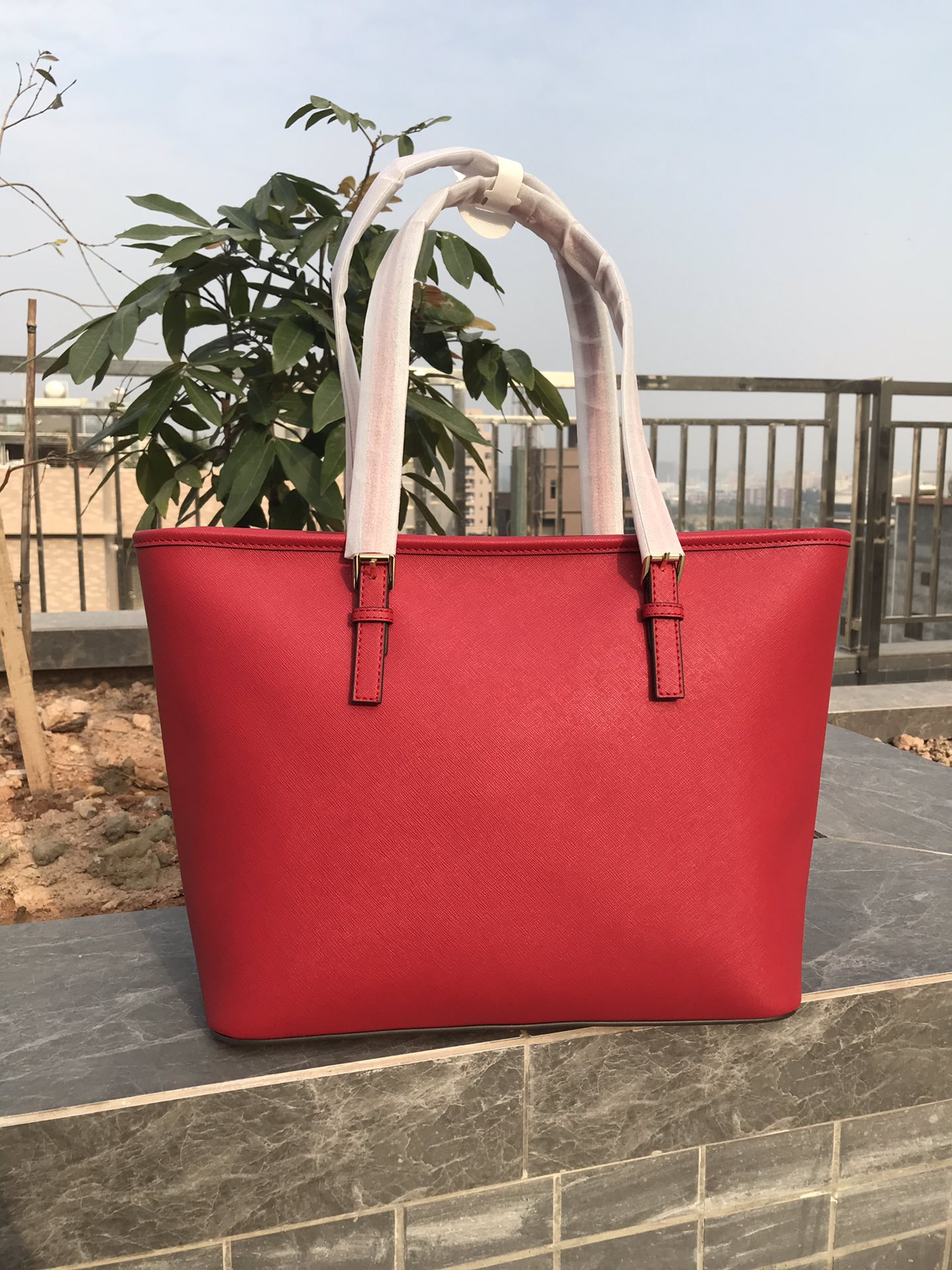 Michael Kors ～mk购物袋/妈咪包袋口拉链设计， 材料实用性非常强，红色