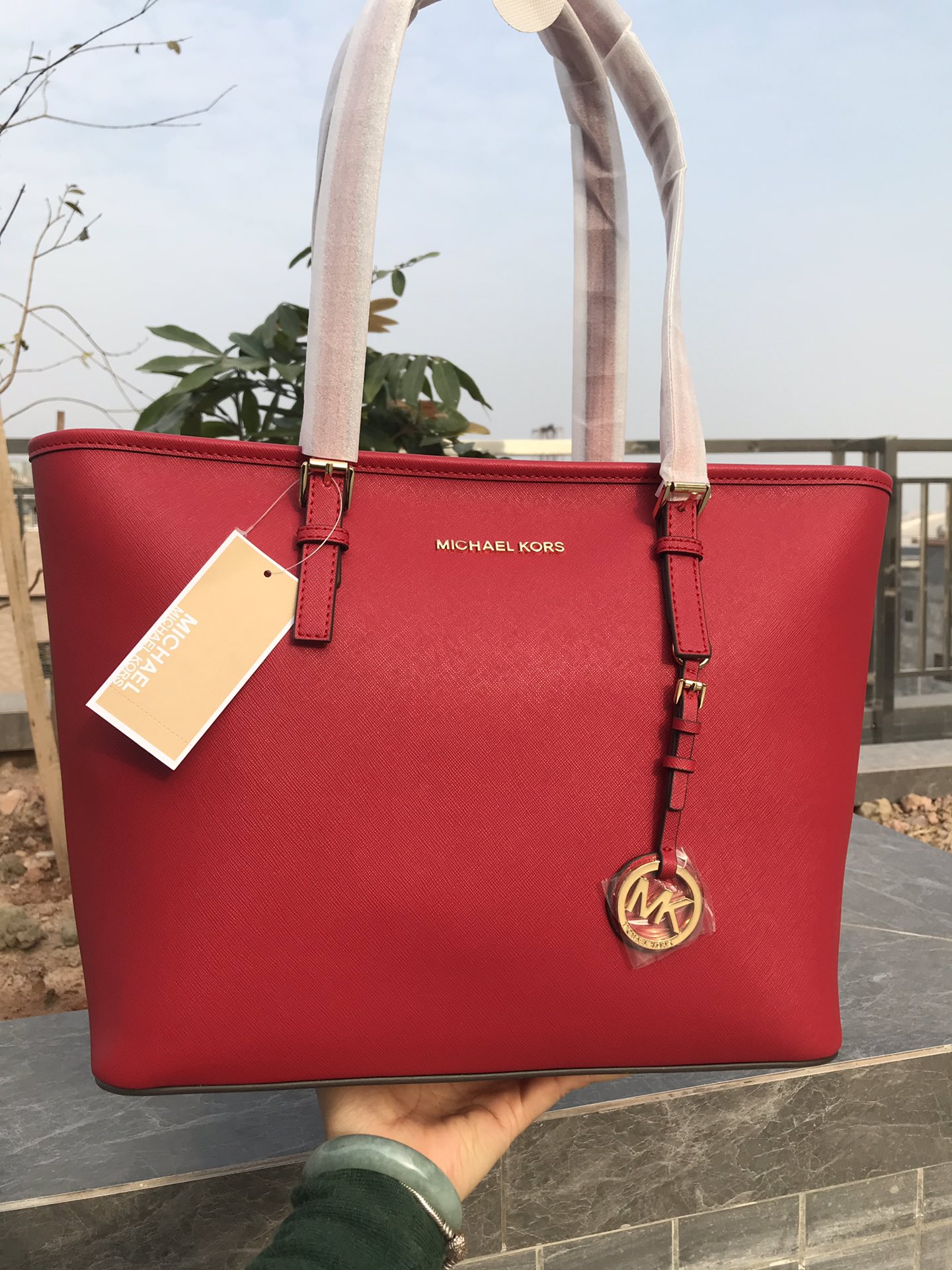 Michael Kors ～mk购物袋/妈咪包袋口拉链设计， 材料实用性非常强，红色