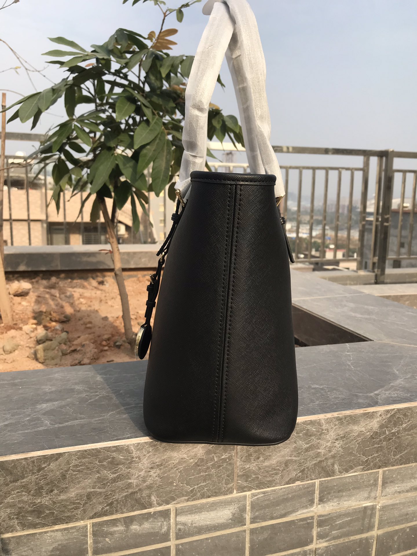 Michael Kors mk购物袋/妈咪包袋口拉链设计， 材料实用性非常强，黑色、深兰