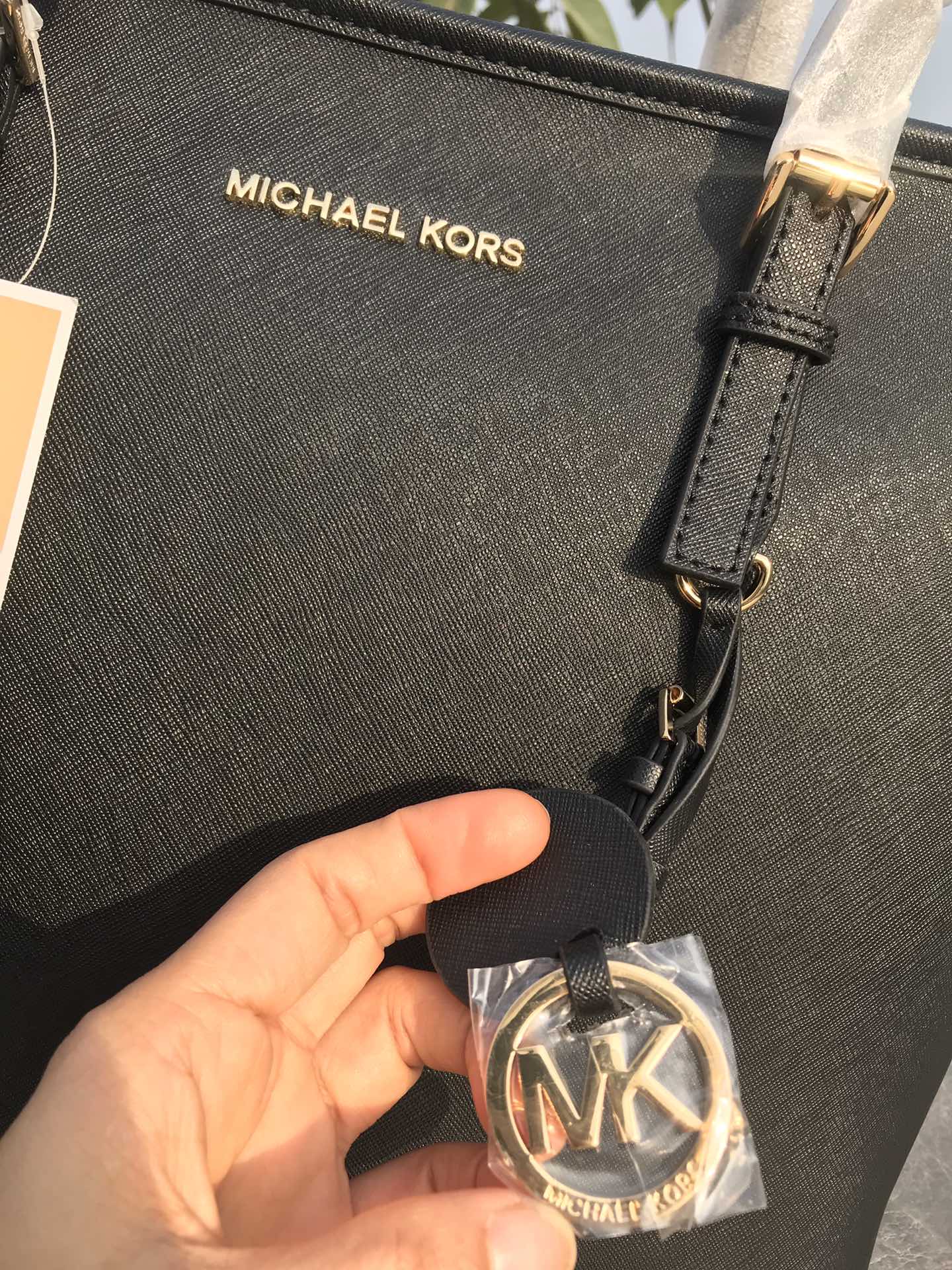 Michael Kors mk购物袋/妈咪包袋口拉链设计， 材料实用性非常强，黑色、深兰