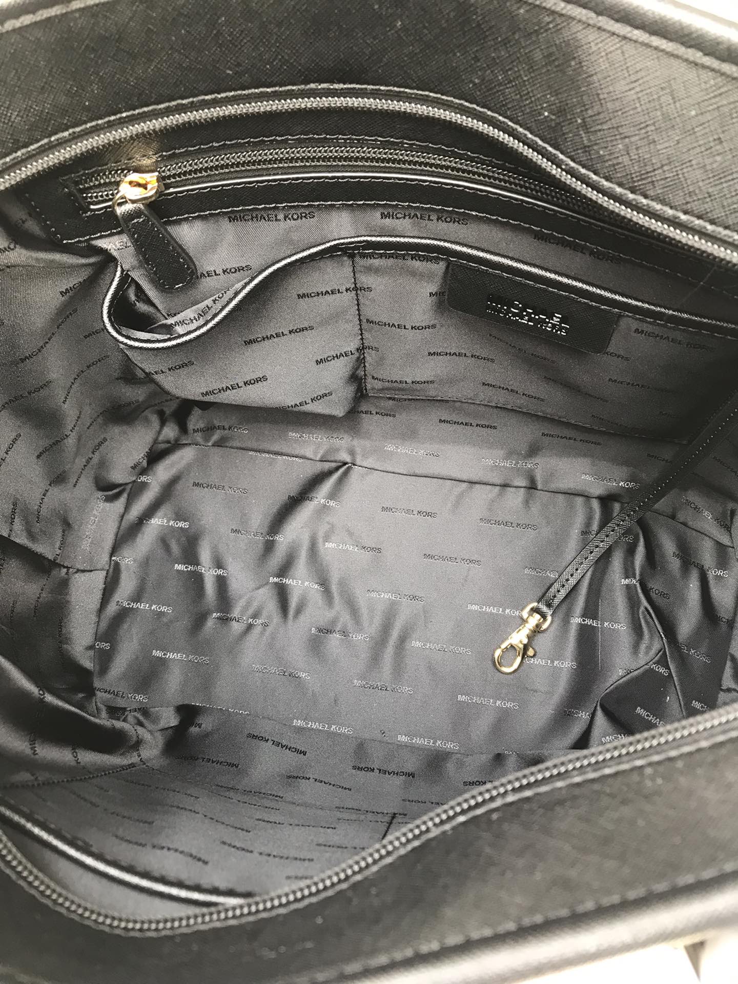 Michael Kors mk购物袋/妈咪包袋口拉链设计， 材料实用性非常强，黑色、深兰