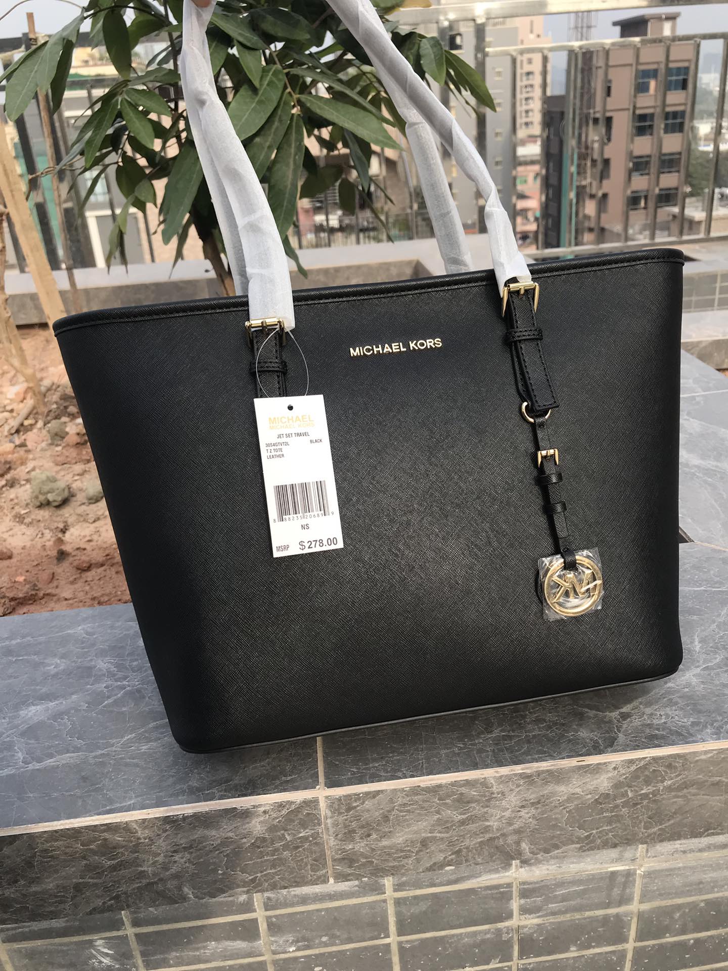 Michael Kors mk购物袋/妈咪包袋口拉链设计， 材料实用性非常强，黑色、深兰