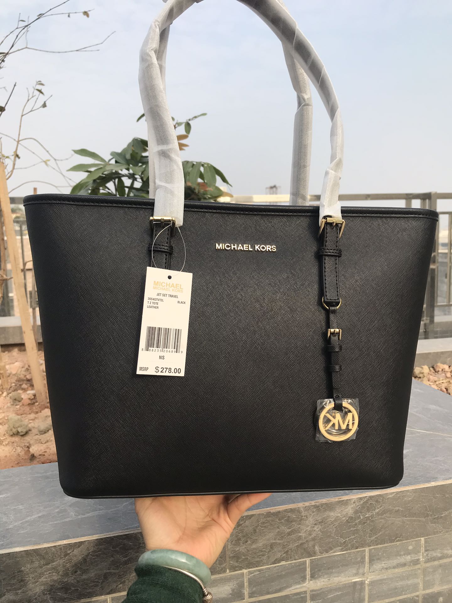 Michael Kors mk购物袋/妈咪包袋口拉链设计， 材料实用性非常强，黑色、深兰