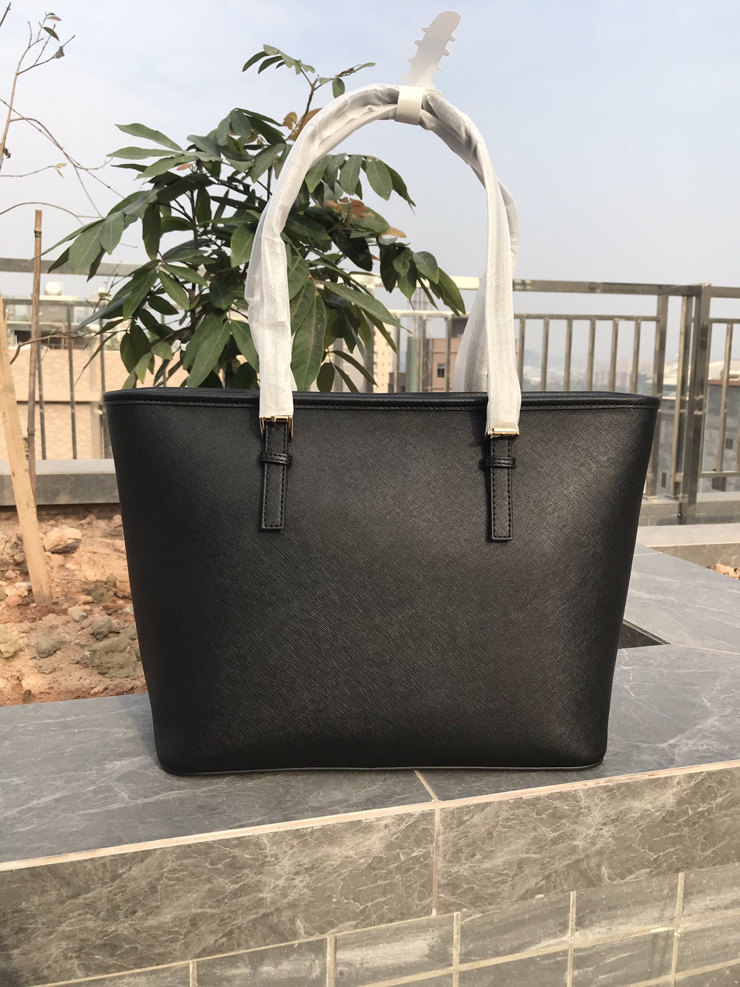 Michael Kors mk购物袋/妈咪包袋口拉链设计， 材料实用性非常强，黑色、深兰