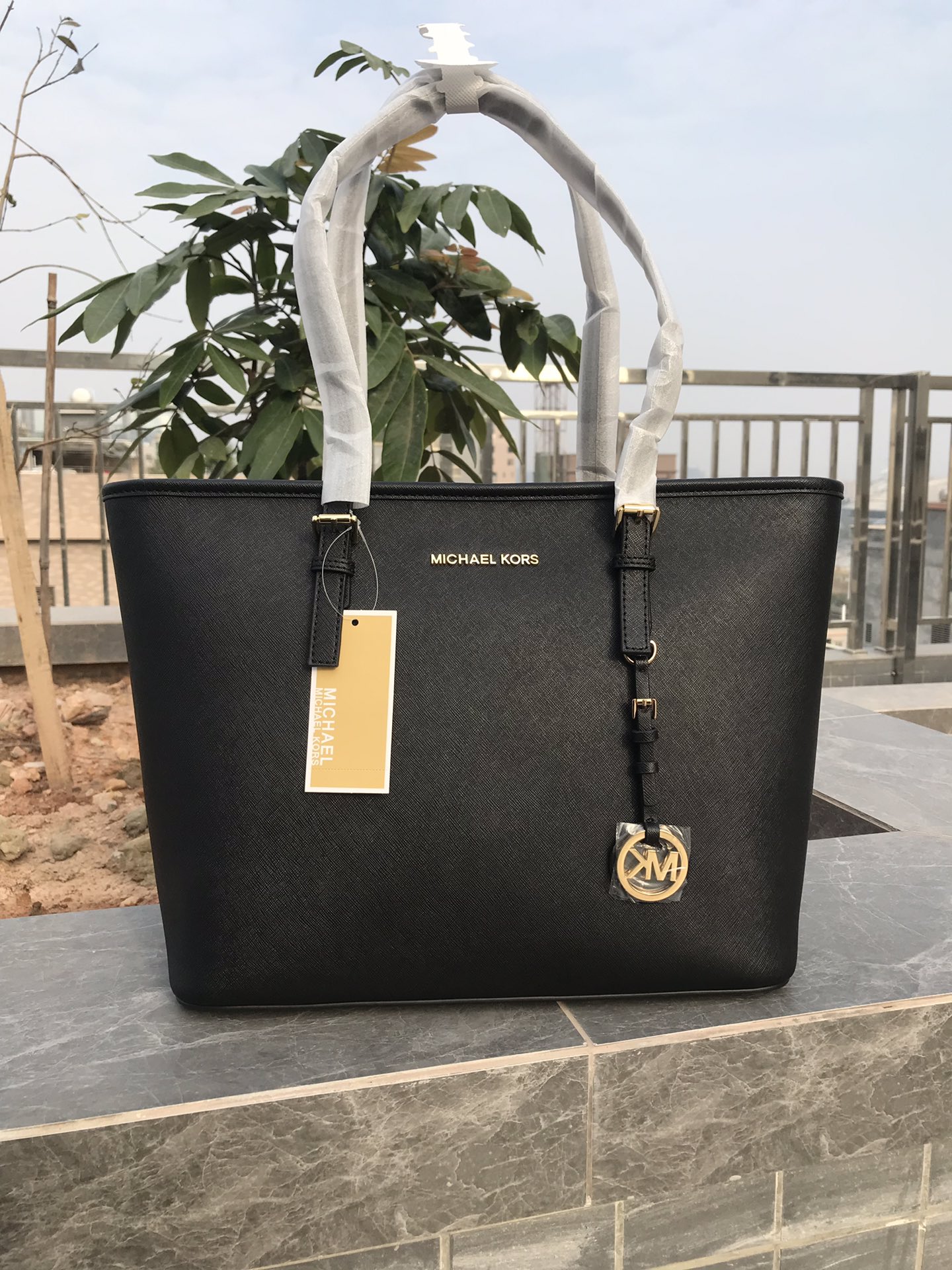 Michael Kors ～mk购物袋/妈咪包袋口拉链设计