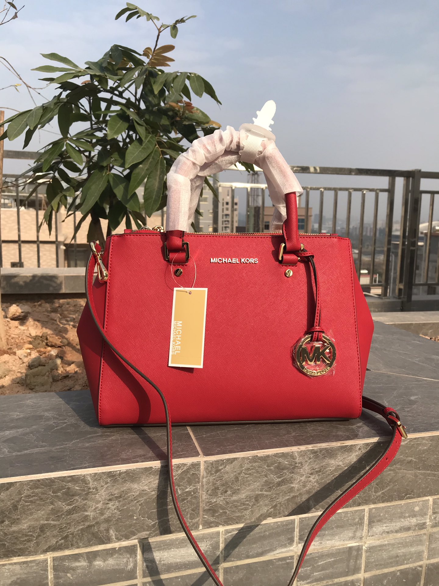 Michael Kors MK中号 杀手包 十字纹牛皮 单肩斜挎手提包 、 又奢华 令女人特质尽显 三隔层设计非常实用