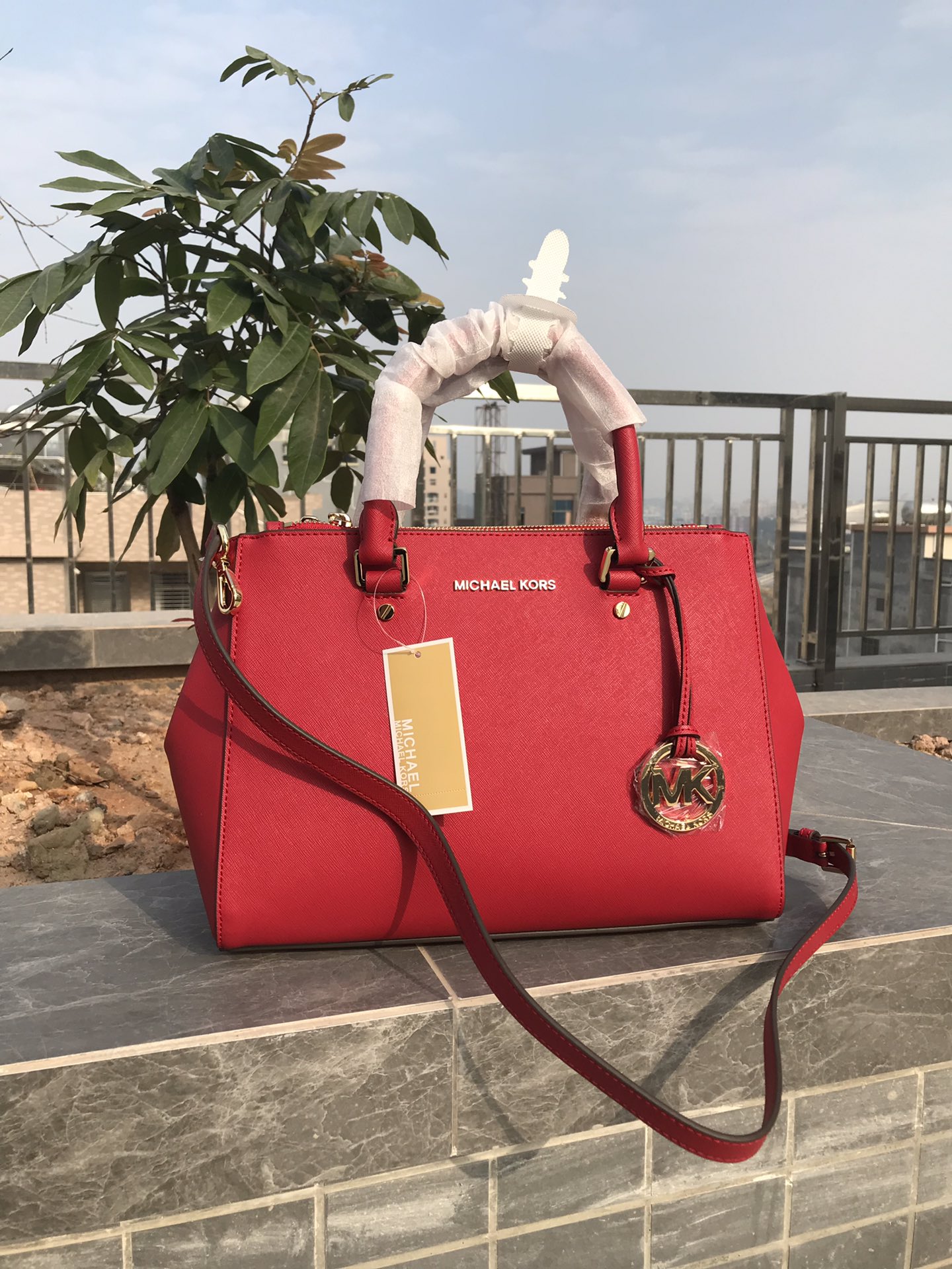 Michael Kors MK中号 杀手包 十字纹牛皮 单肩斜挎手提包 、 又奢华 令女人特质尽显 三隔层设计非常实用