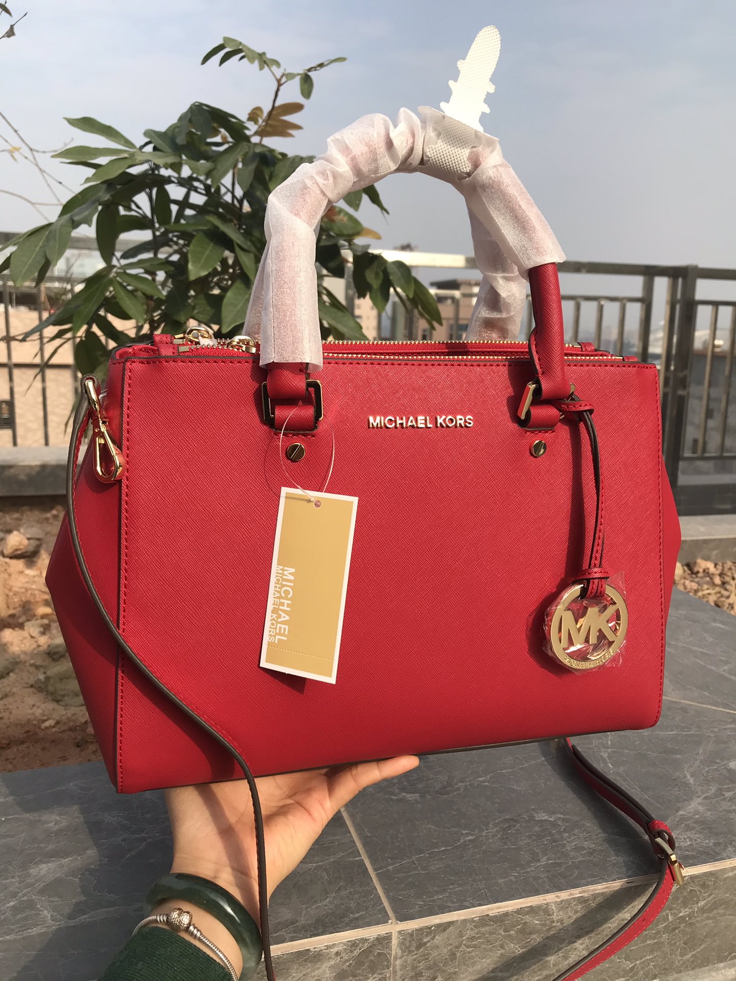 Michael Kors MK中号 杀手包 十字纹牛皮 单肩斜挎手提包 、 又奢华 令女人特质尽显 三隔层设计非常实用