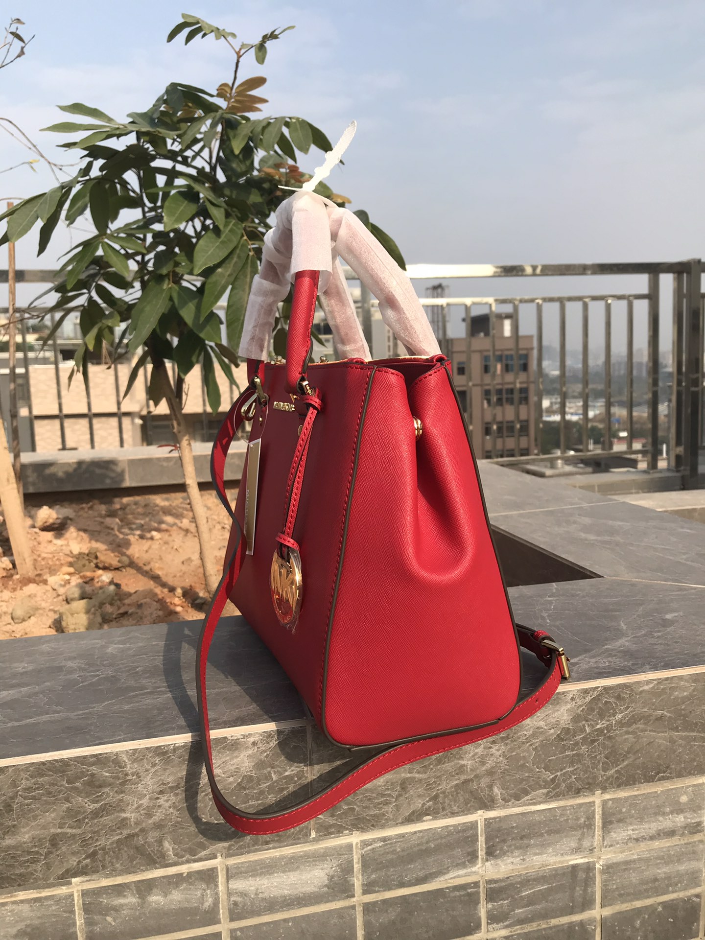 Michael Kors MK中号 杀手包 十字纹牛皮 单肩斜挎手提包 、 又奢华 令女人特质尽显 三隔层设计非常实用