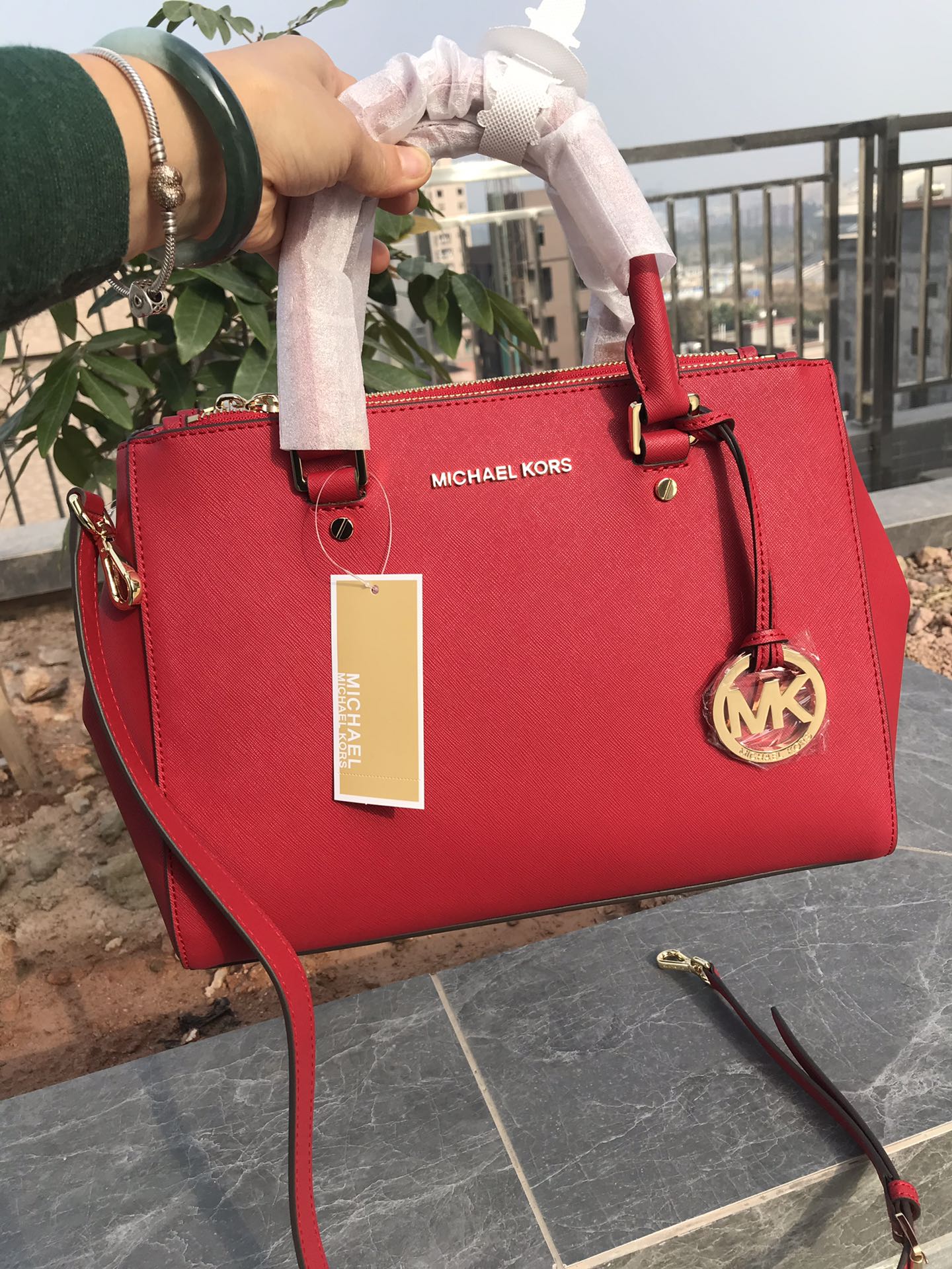 Michael Kors MK中号 杀手包 十字纹牛皮 单肩斜挎手提包 、 又奢华 令女人特质尽显 三隔层设计非常实用