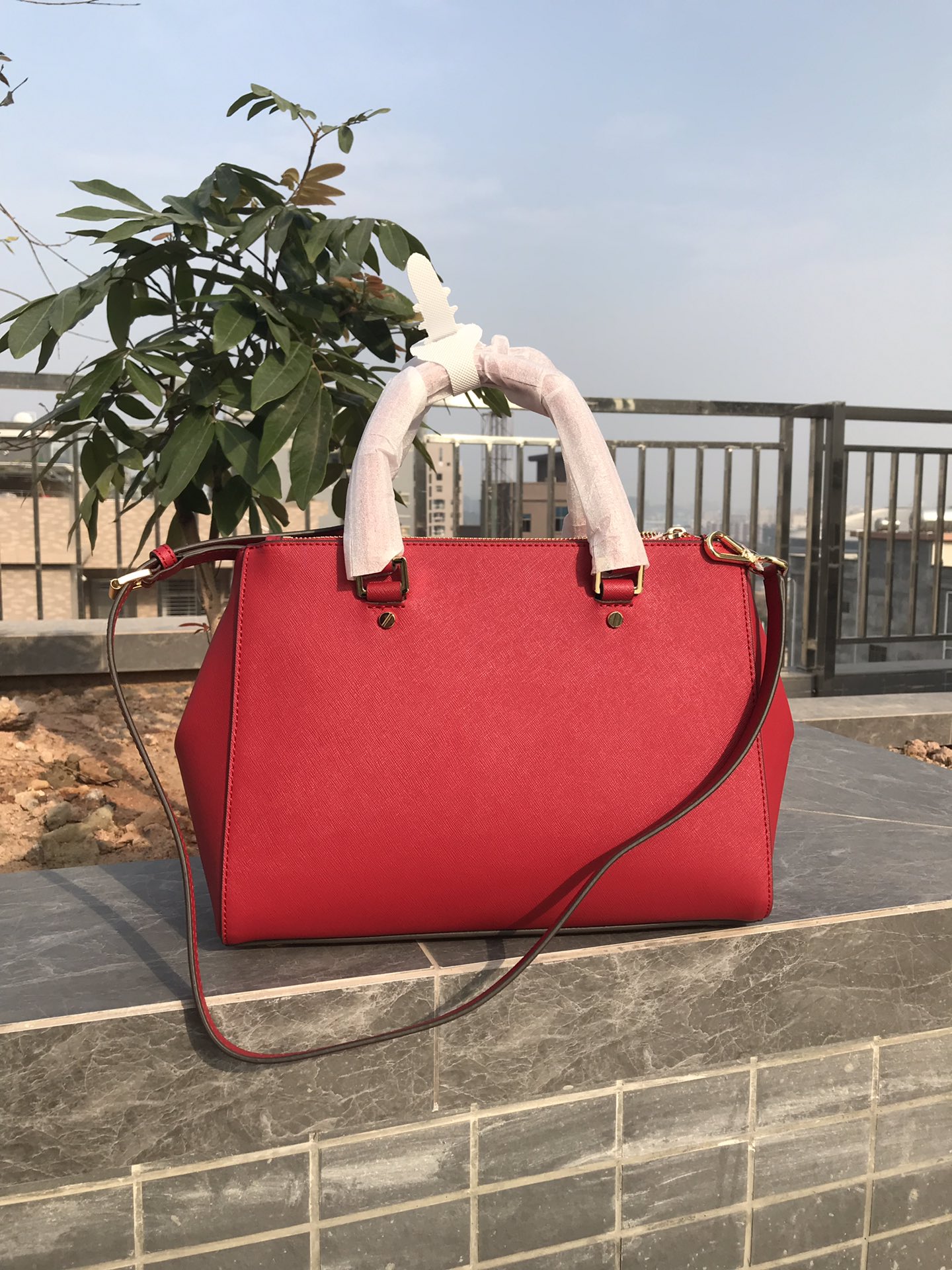 Michael Kors MK中号 杀手包 十字纹牛皮 单肩斜挎手提包 、 又奢华 令女人特质尽显 三隔层设计非常实用