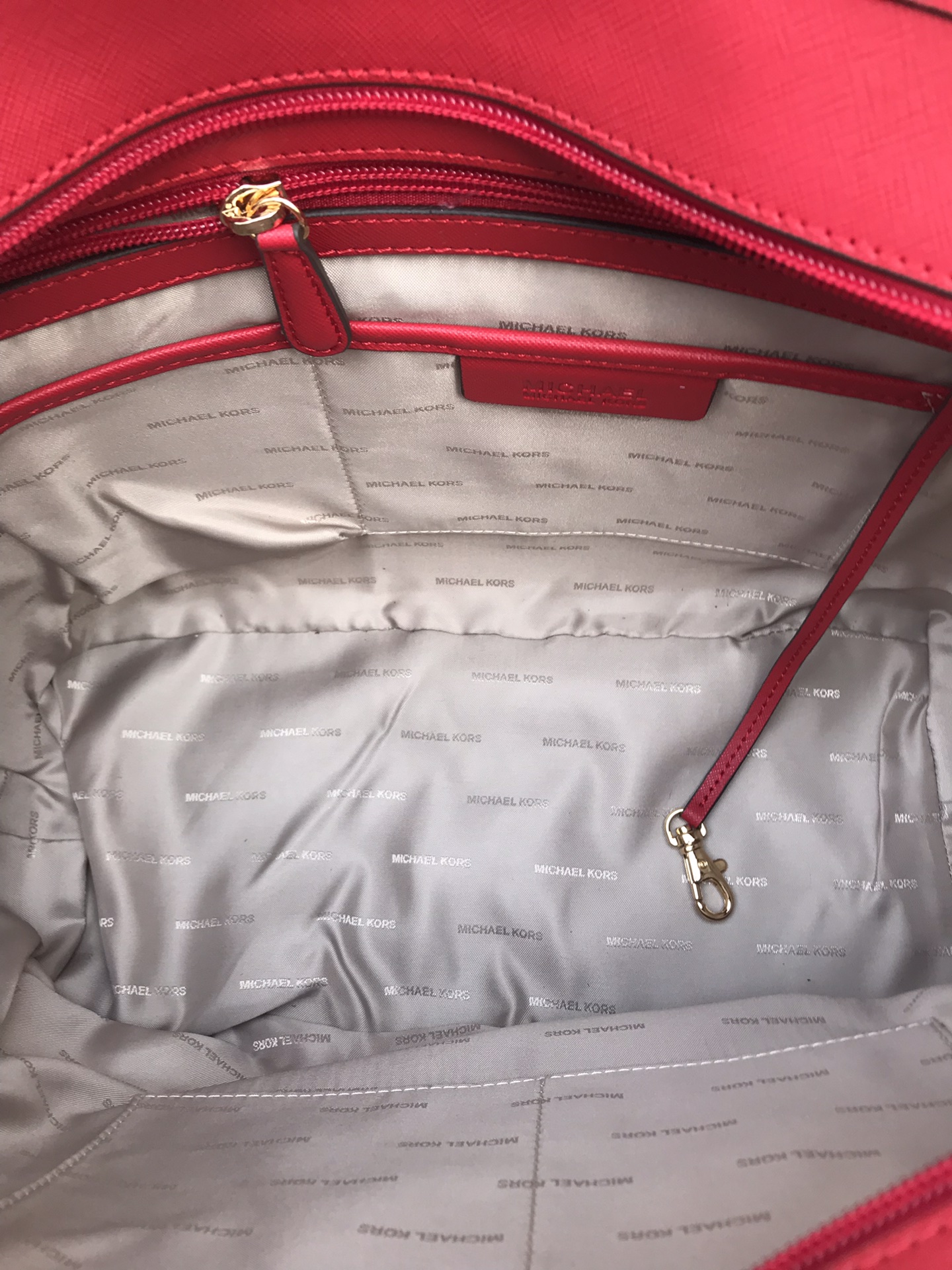 Michael Kors MK中号 杀手包 十字纹牛皮 单肩斜挎手提包 、 又奢华 令女人特质尽显 三隔层设计非常实用