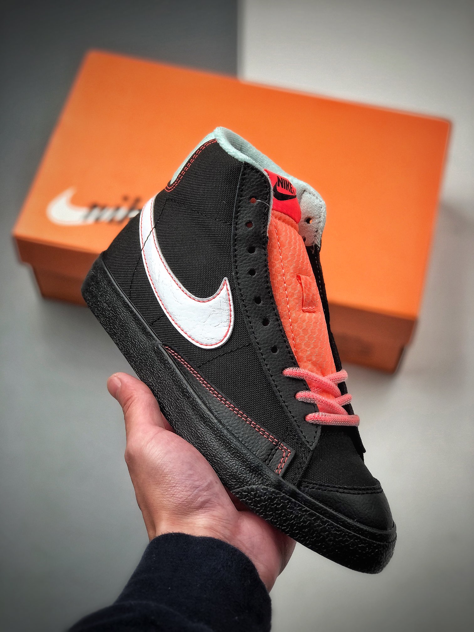 190 公司级 开拓者 高帮 黑色 粉红鞋舌 白色勾 Nike Blazer 开拓者经典复古中帮休闲板鞋DD7710-001