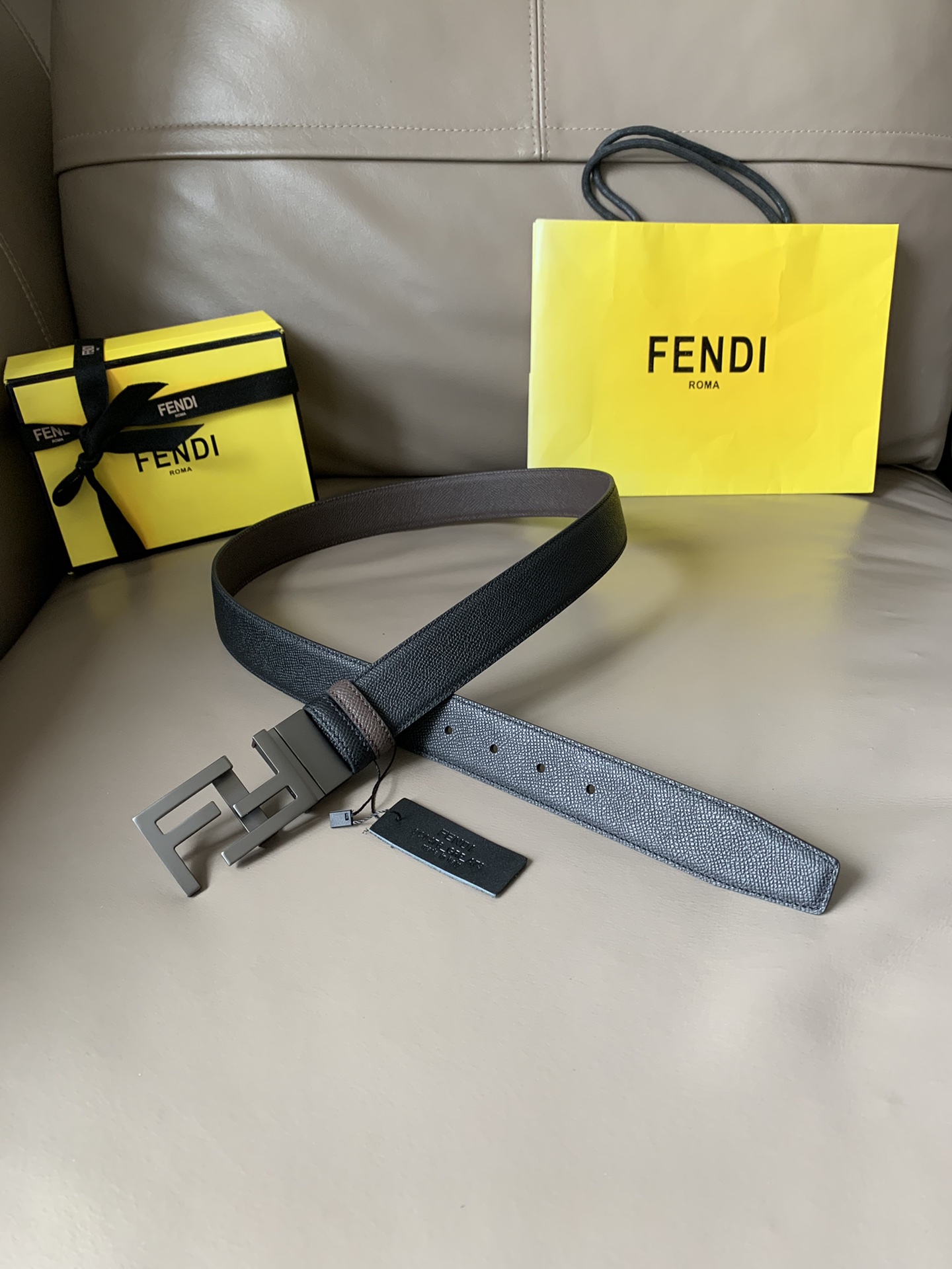 Fendi 五金做工精细 线条流畅 表面光滑 𝐙𝐏电镀工艺 香港通关【𝐇𝐀𝐀𝐒】 进口皮料