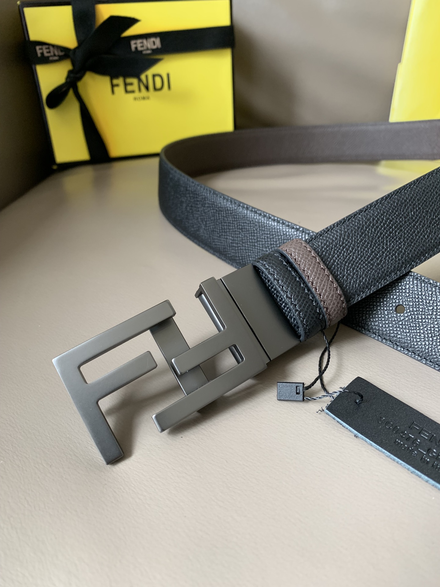 Fendi 五金做工精细 线条流畅 表面光滑 𝐙𝐏电镀工艺 香港通关【𝐇𝐀𝐀𝐒】 进口皮料
