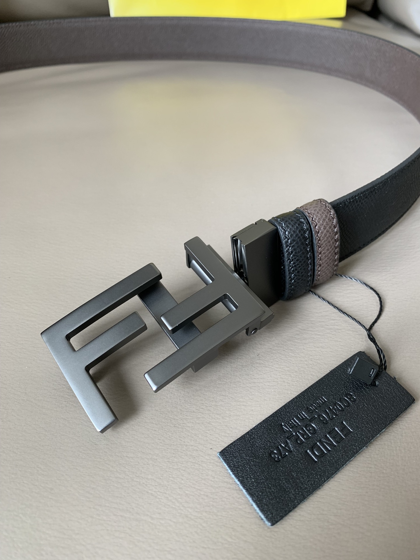Fendi 五金做工精细 线条流畅 表面光滑 𝐙𝐏电镀工艺 香港通关【𝐇𝐀𝐀𝐒】 进口皮料