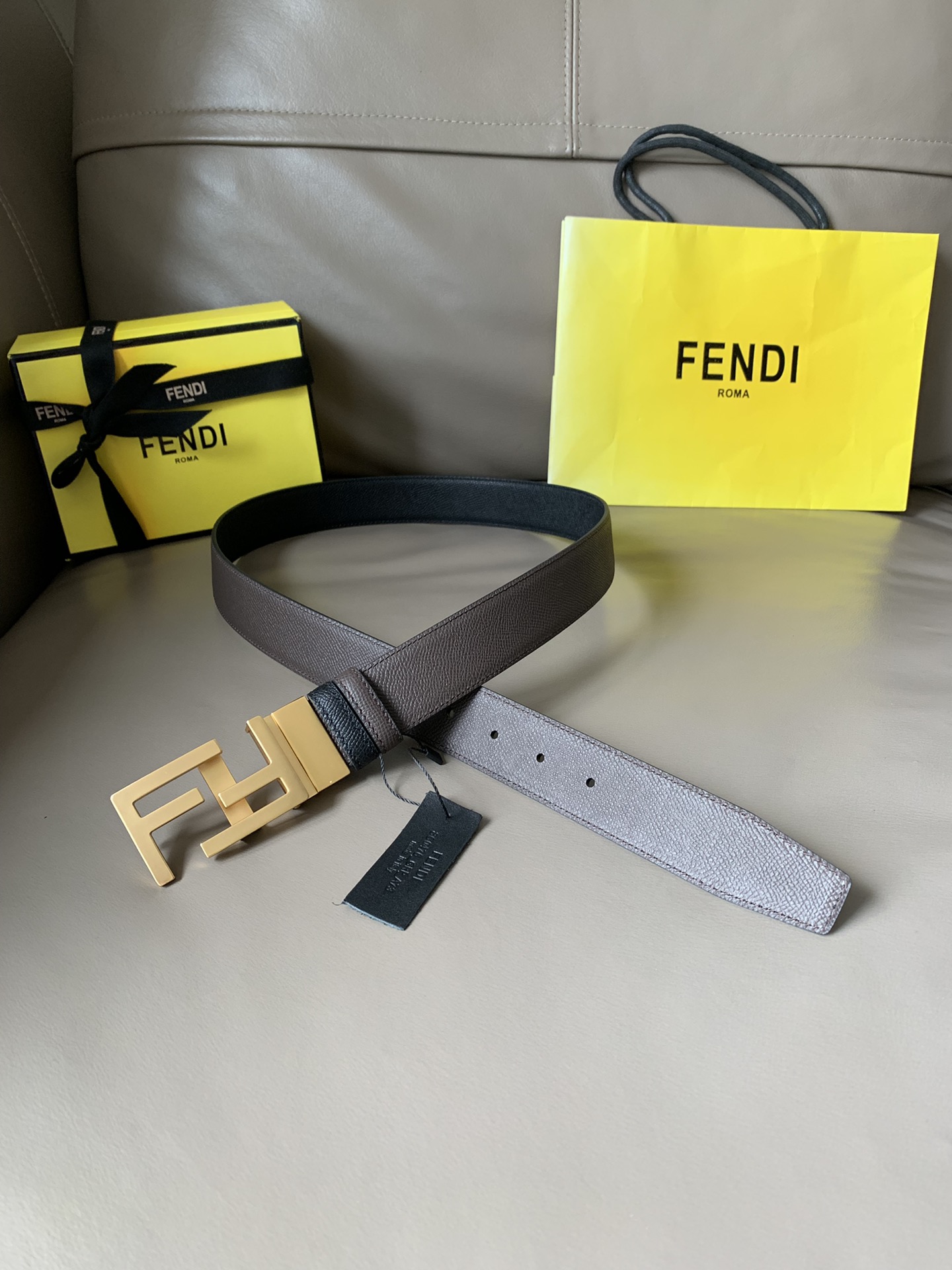 Fendi 五金做工精细 线条流畅 表面光滑 𝐙𝐏电镀工艺 香港通关【𝐇𝐀𝐀𝐒】 进口皮料