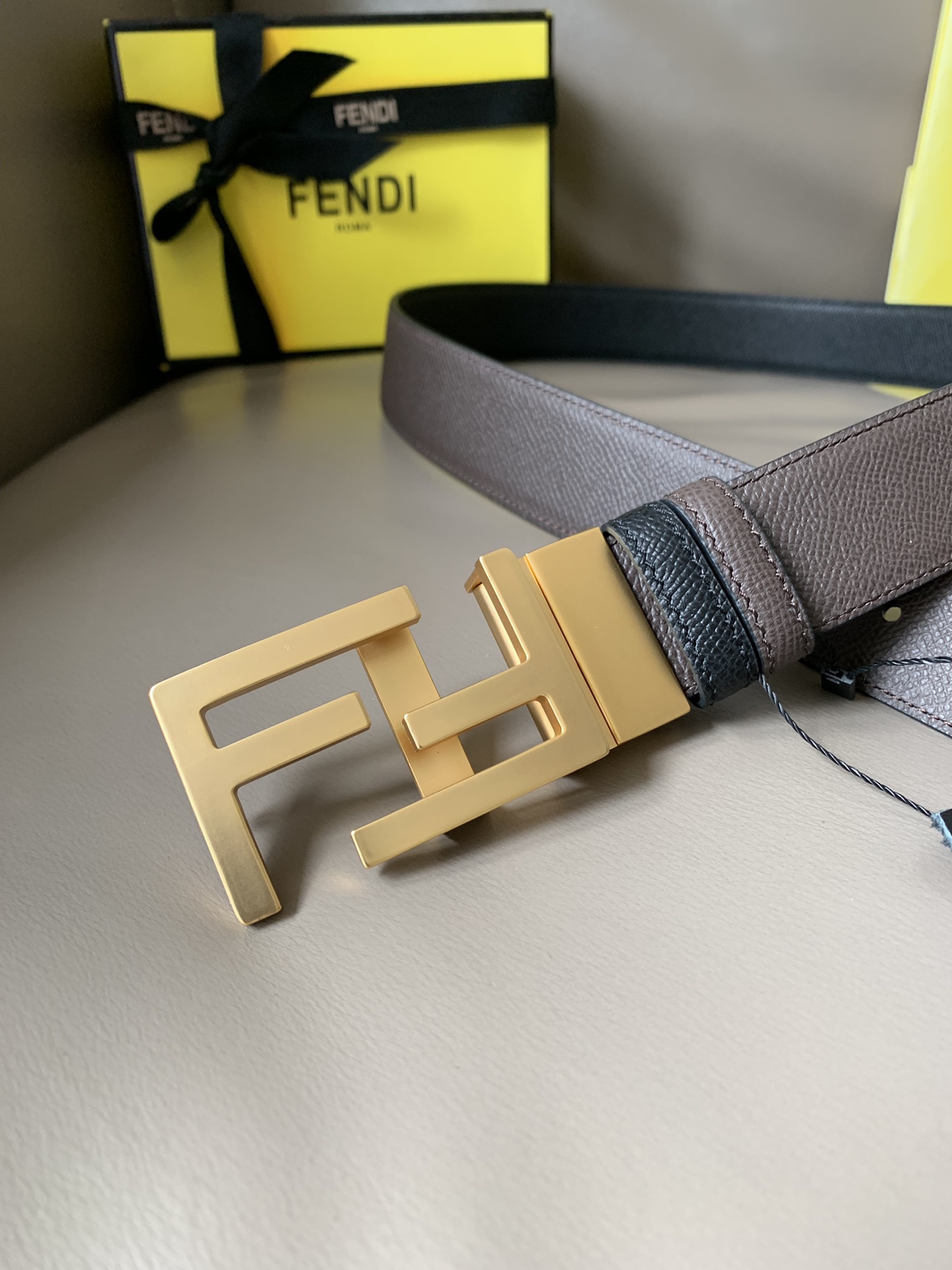 Fendi 五金做工精细 线条流畅 表面光滑 𝐙𝐏电镀工艺 香港通关【𝐇𝐀𝐀𝐒】 进口皮料