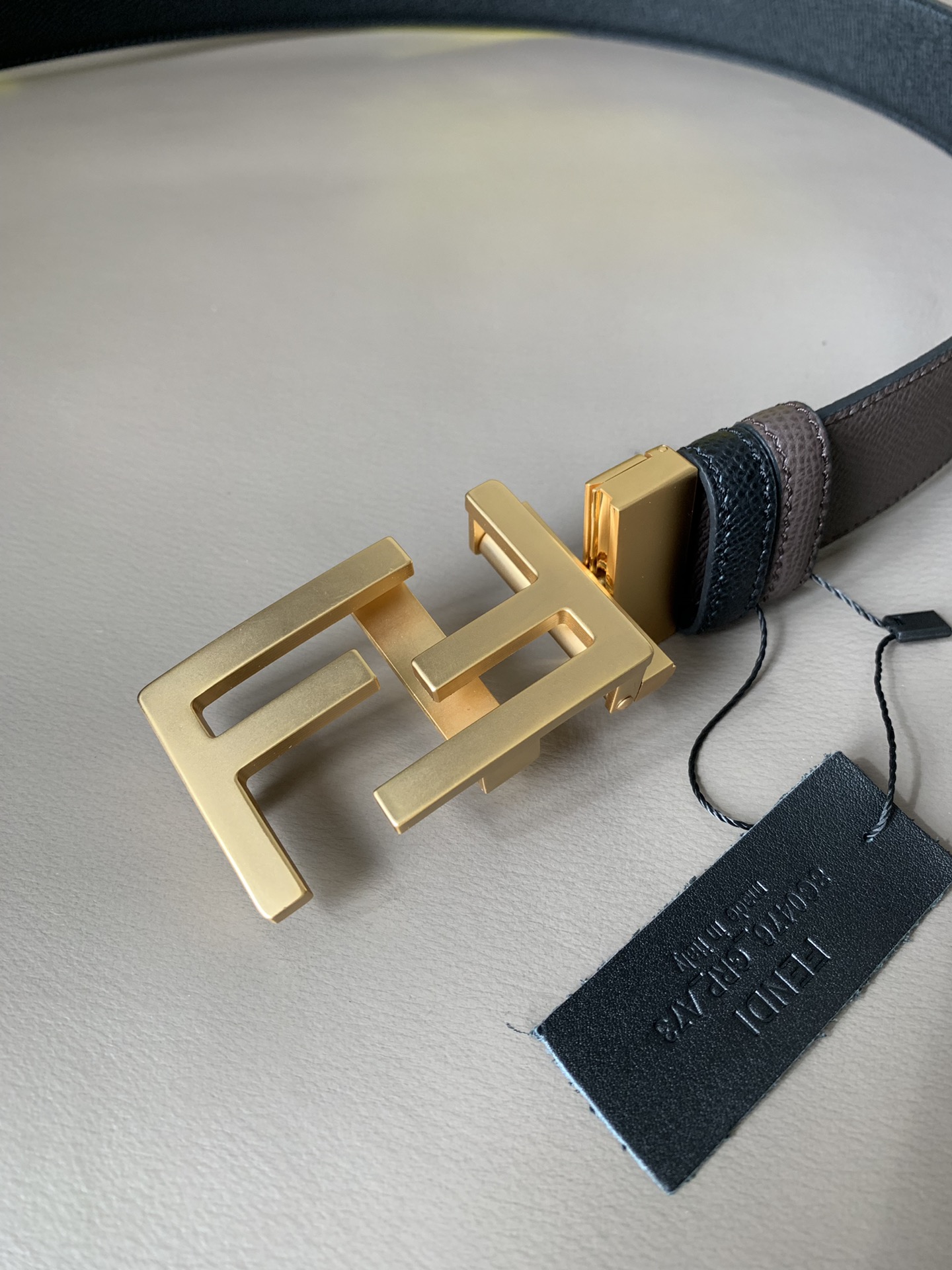 Fendi 五金做工精细 线条流畅 表面光滑 𝐙𝐏电镀工艺 香港通关【𝐇𝐀𝐀𝐒】 进口皮料