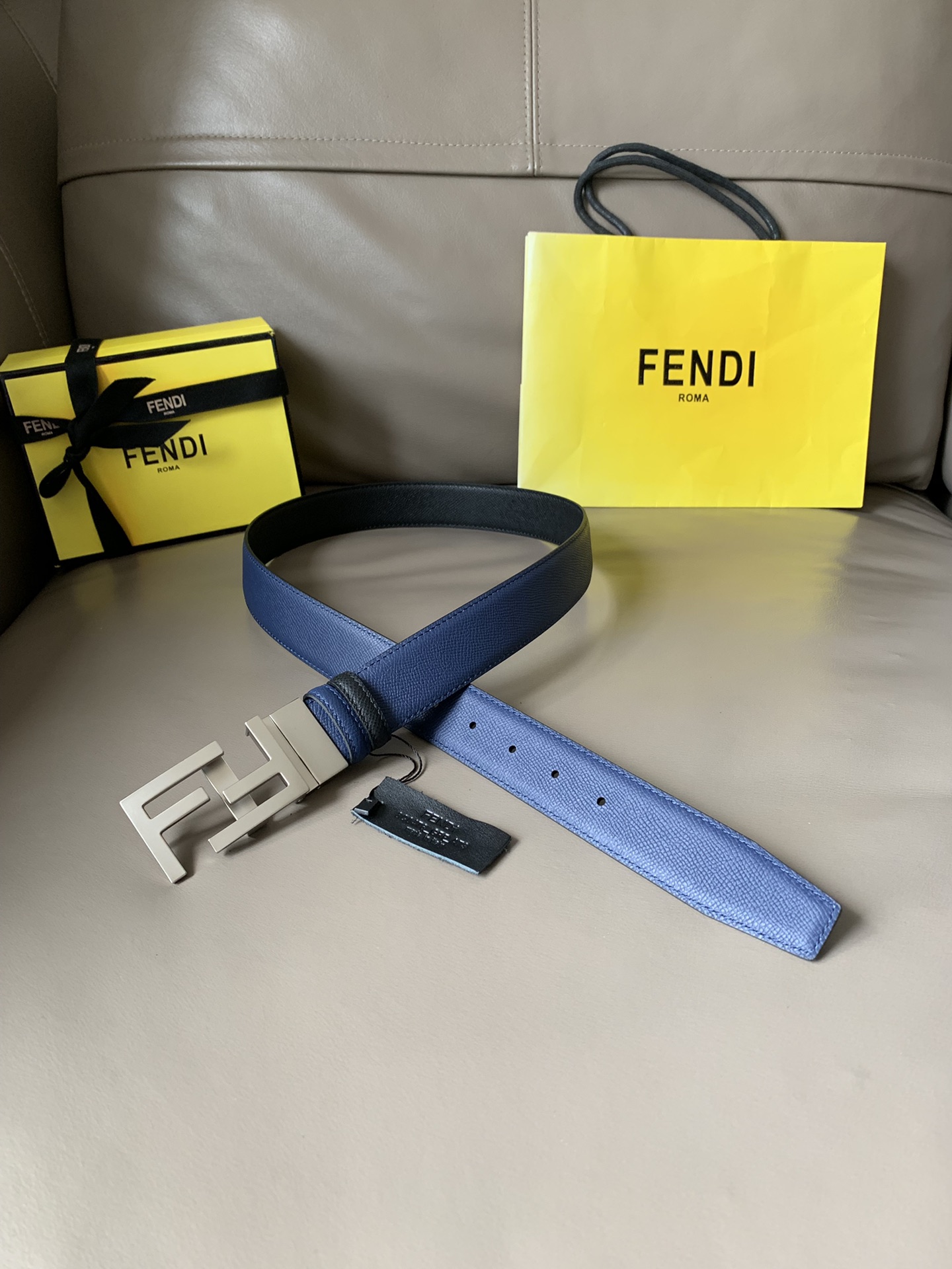 Fendi 五金做工精细 线条流畅 表面光滑 𝐙𝐏电镀工艺 香港通关【𝐇𝐀𝐀𝐒】 进口皮料